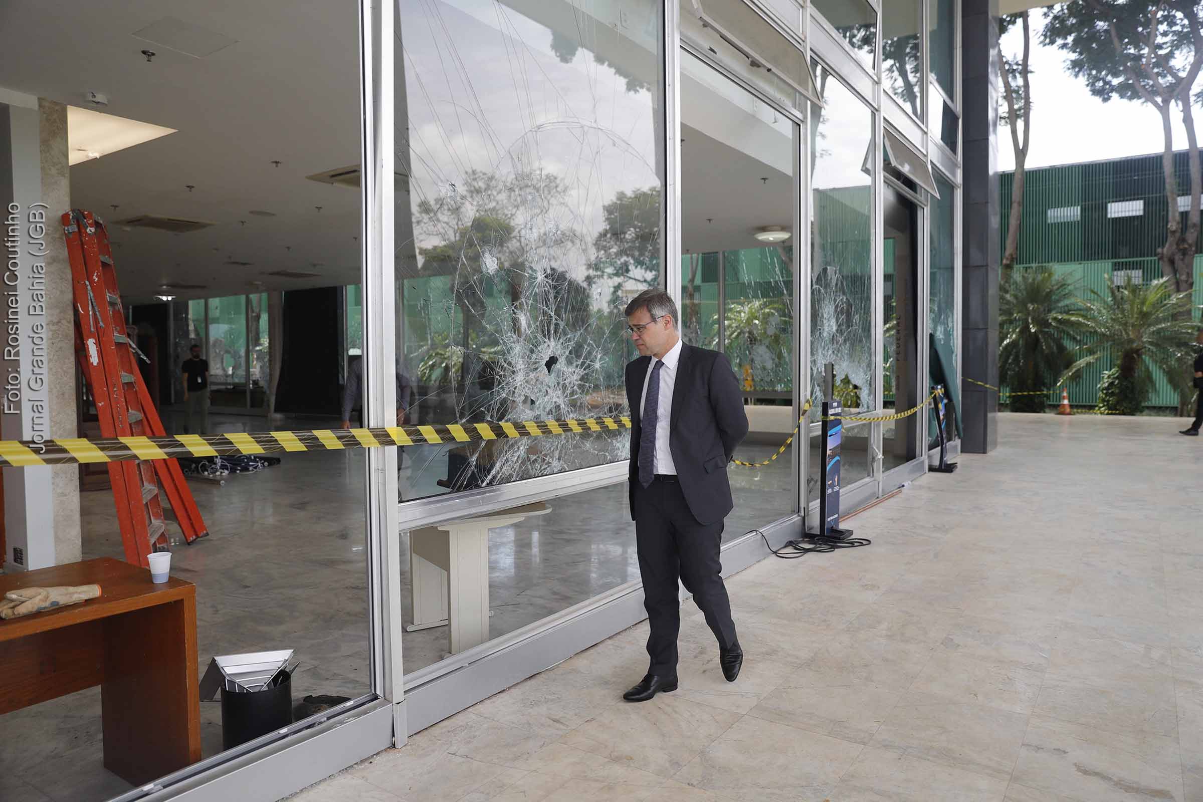 Ministro André Mendonça visita prédio sede do STF após vandalismo promovido por extremistas do Bolsonarismo. Possível envolvimento de militares do Exército está sendo investigado.