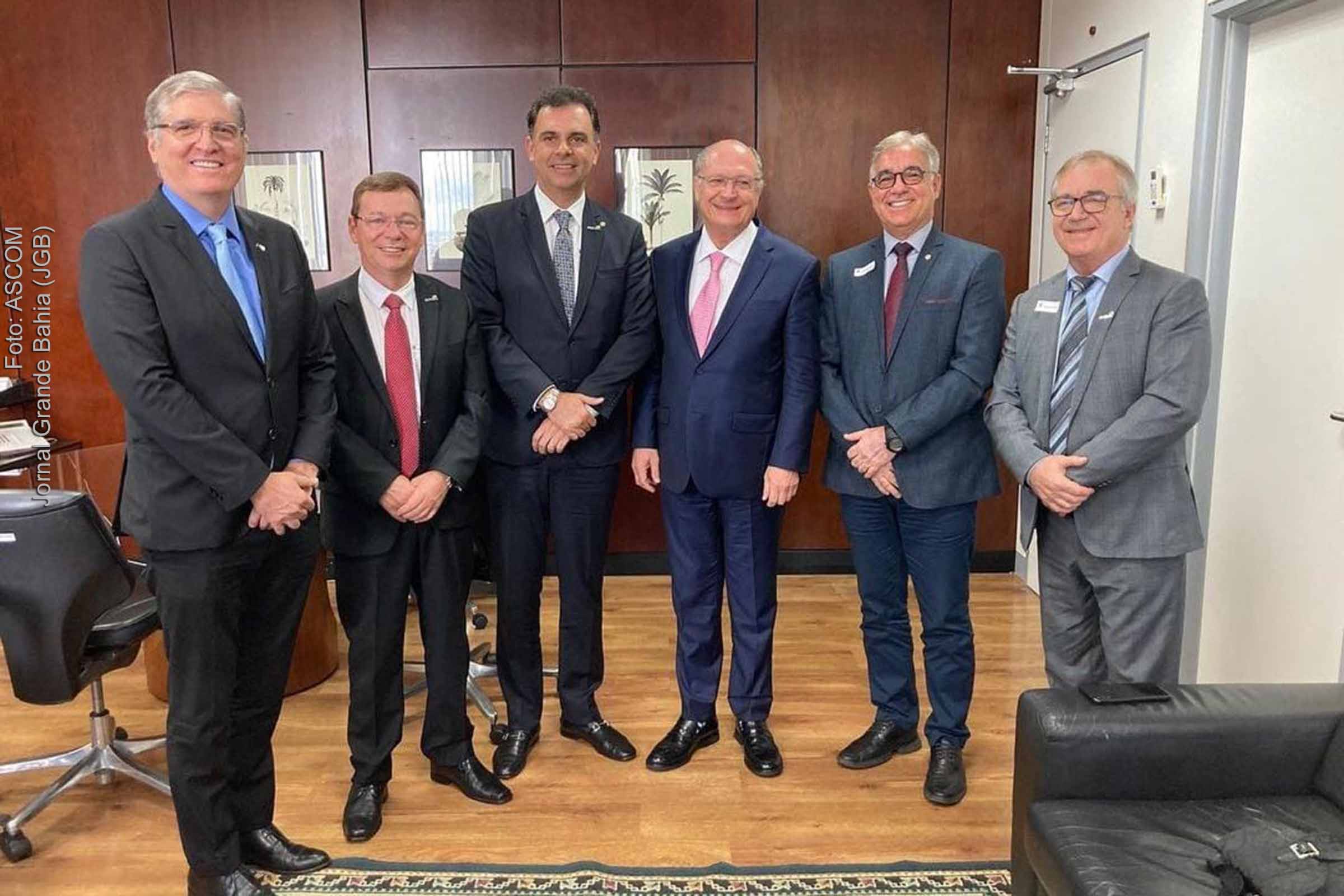 Ministro Geraldo Alckmin recebe deputado Zé Neto e lideranças do comércio da Bahia.