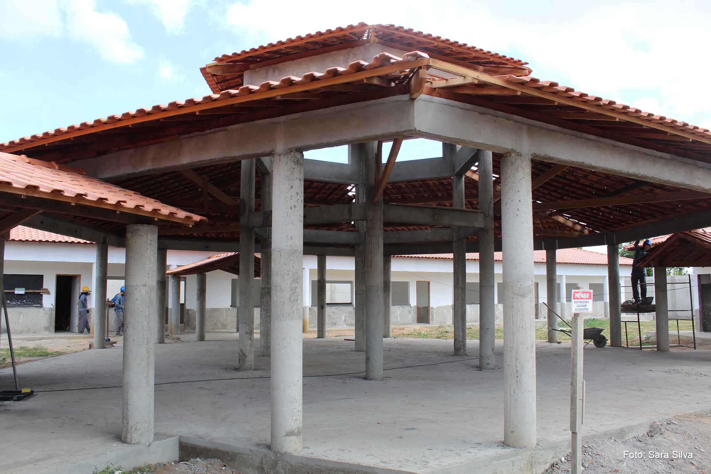 O novo prédio dispõe de seis salas de aula, pátio coberto, quadra poliesportiva com vestiários e módulo administrativo.