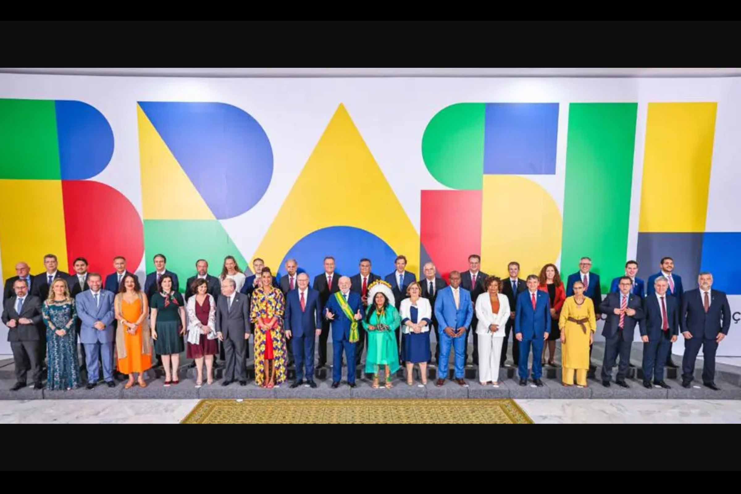 A composição ministerial de Luiz Inácio Lula da Silva em seu terceiro mandato inclui 37 ministros, com foco em experiência política e competência técnica. Entre os escolhidos, destacam-se figuras como Rui Costa, Marina Silva e Simone Tebet.