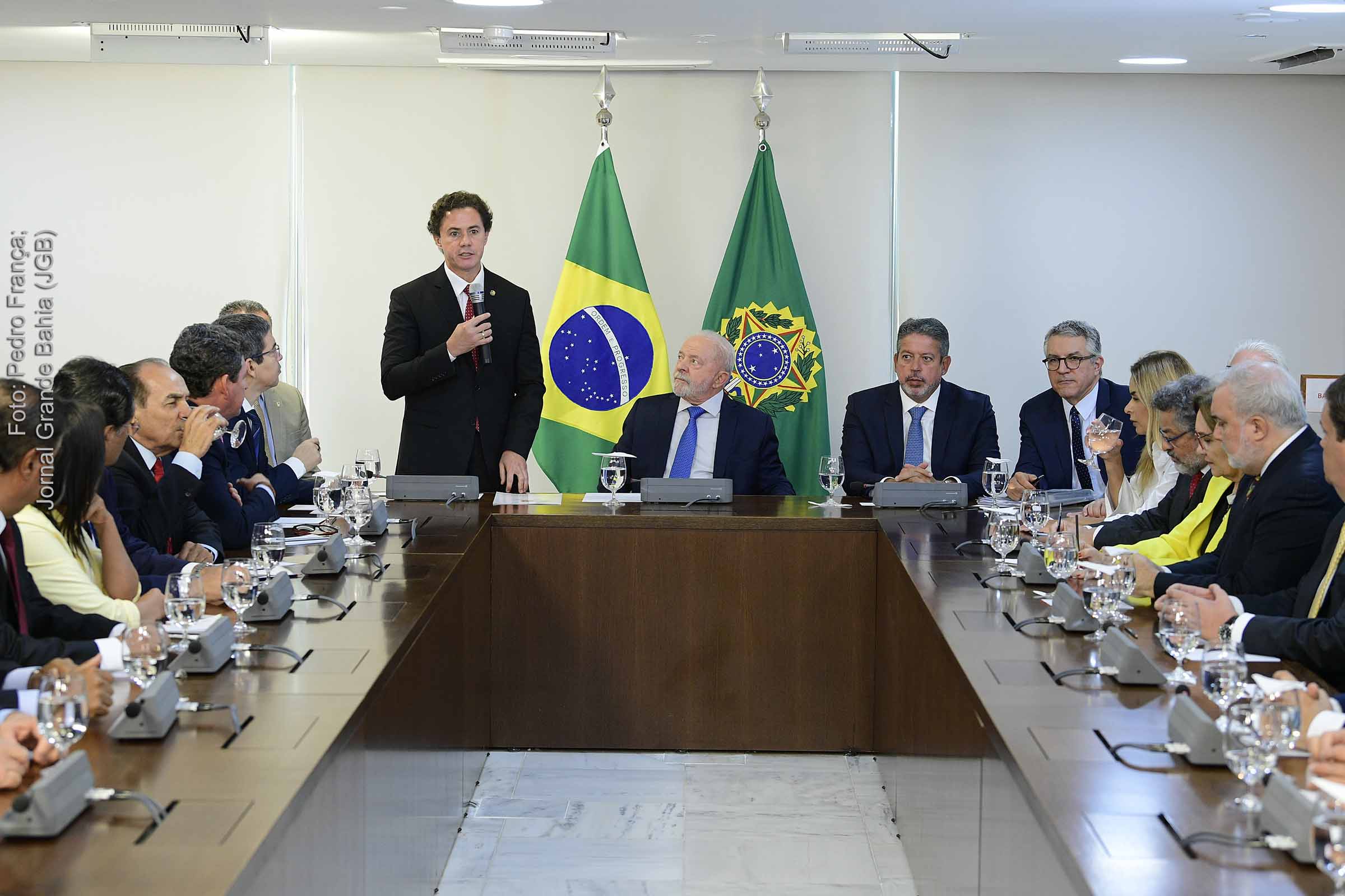 Parlamentares entregam ao presidente Lula decreto que valida intervenção na segurança do DF