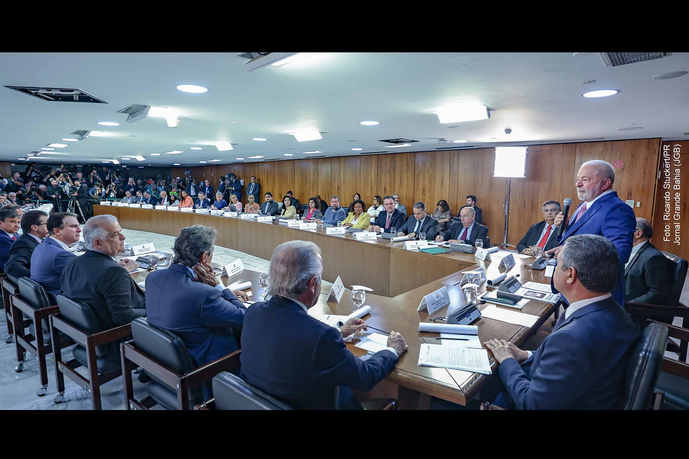Presidente Luiz Inácio Lula da Silva lidera primeira reunião ministerial do Governo Lula 3, ocorrida em 2 de janeiro de 2023.