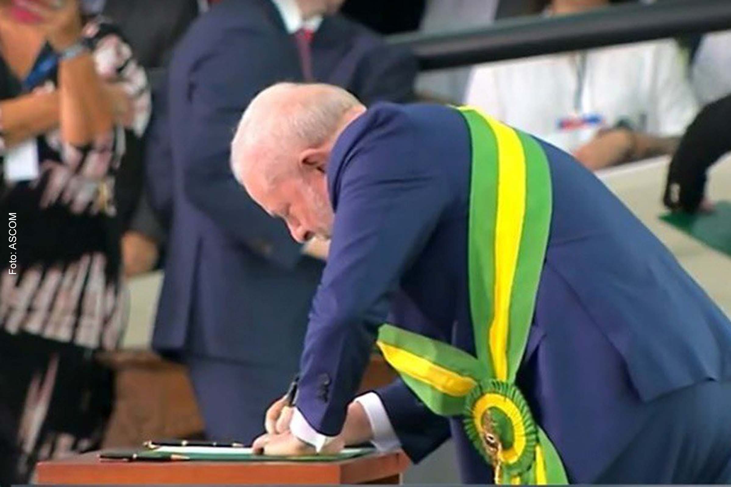 Presidente Lula assina as primeiras medidas do governo, logo após tomar posse.