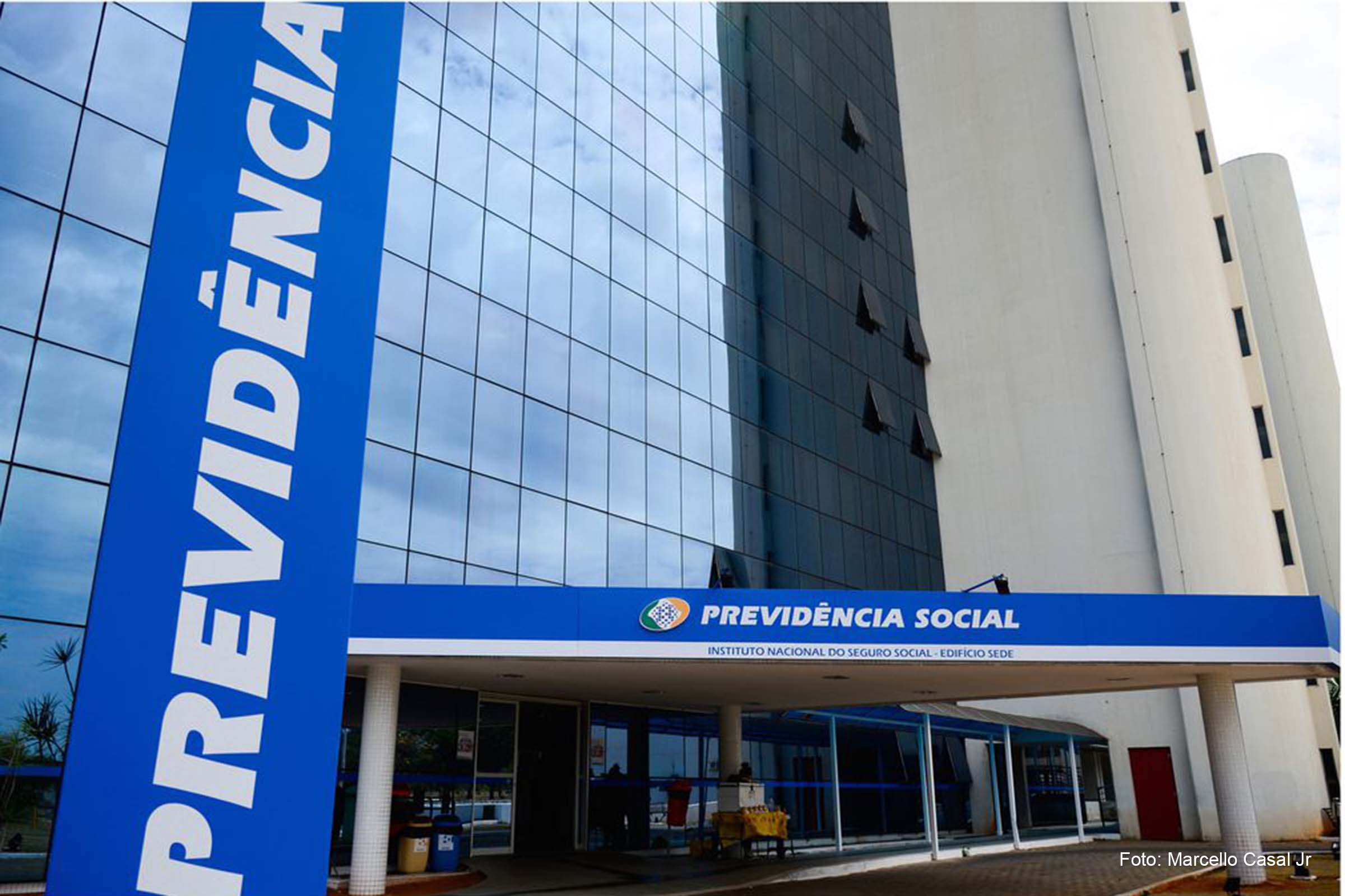 Com isso, o teto da Previdência Social deve ser reajustado dos atuais R$ 7.087,22 para R$ 7.507,49 reais.