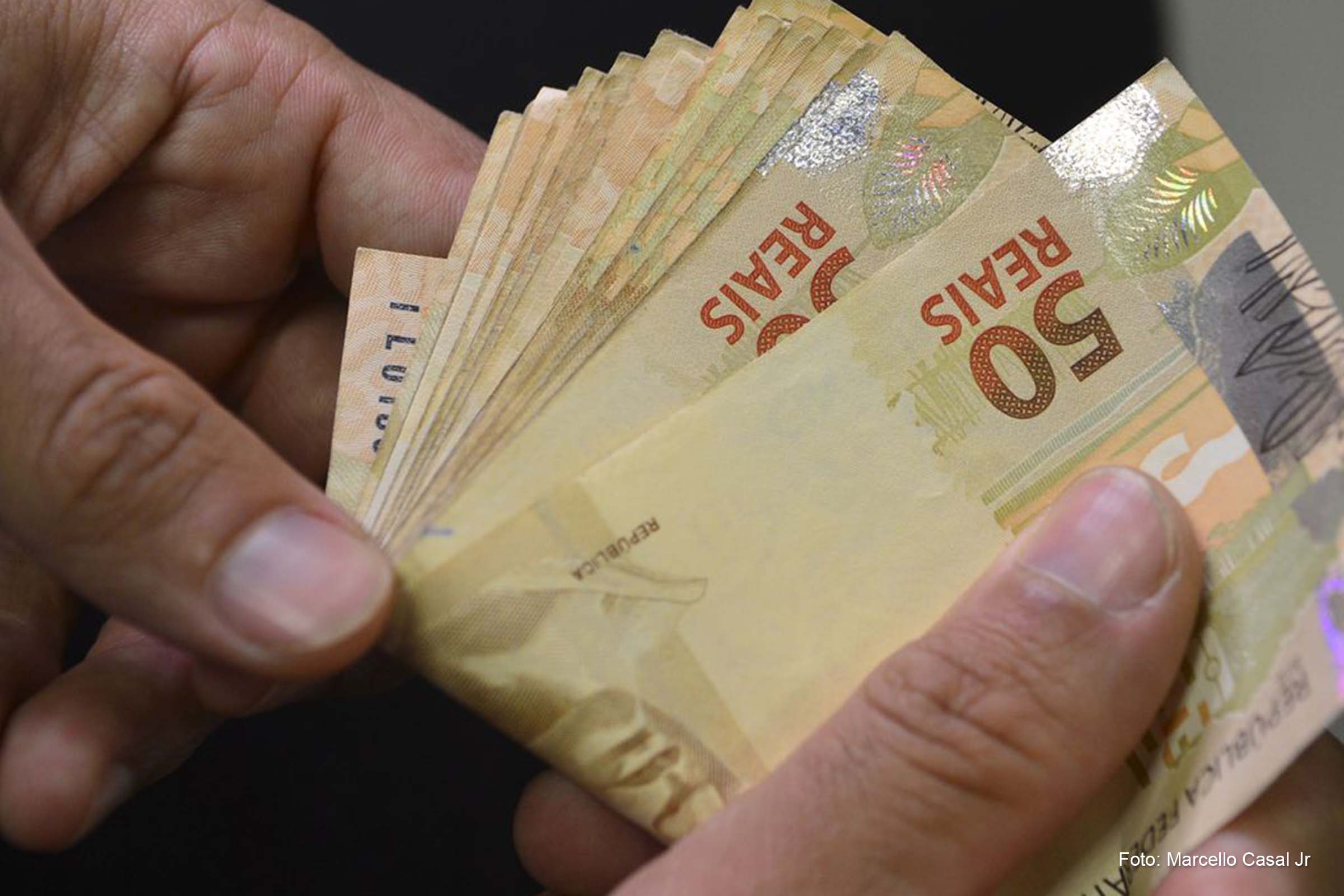 Salário mínimo pode ser reajustado para R$ 1.320 somente em maio de 2023