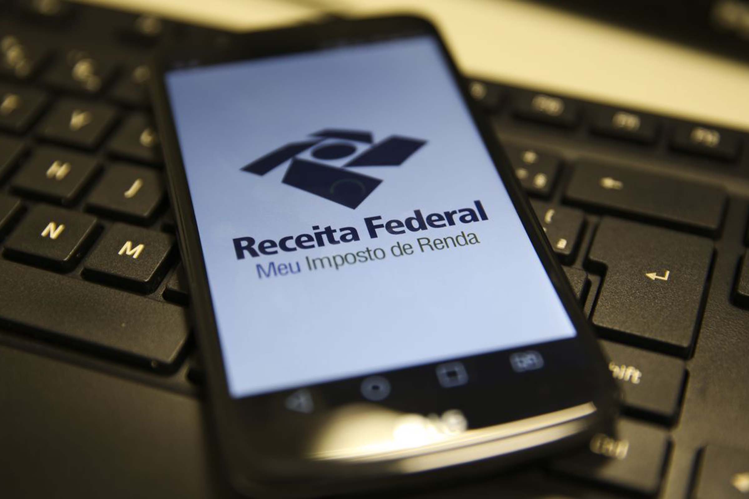 Especialistas em tributação e educação financeira explicam cada um dos tributos e dão dicas de como os contribuintes podem se programar para pagar esses impostos que costumam cair no esquecimento.