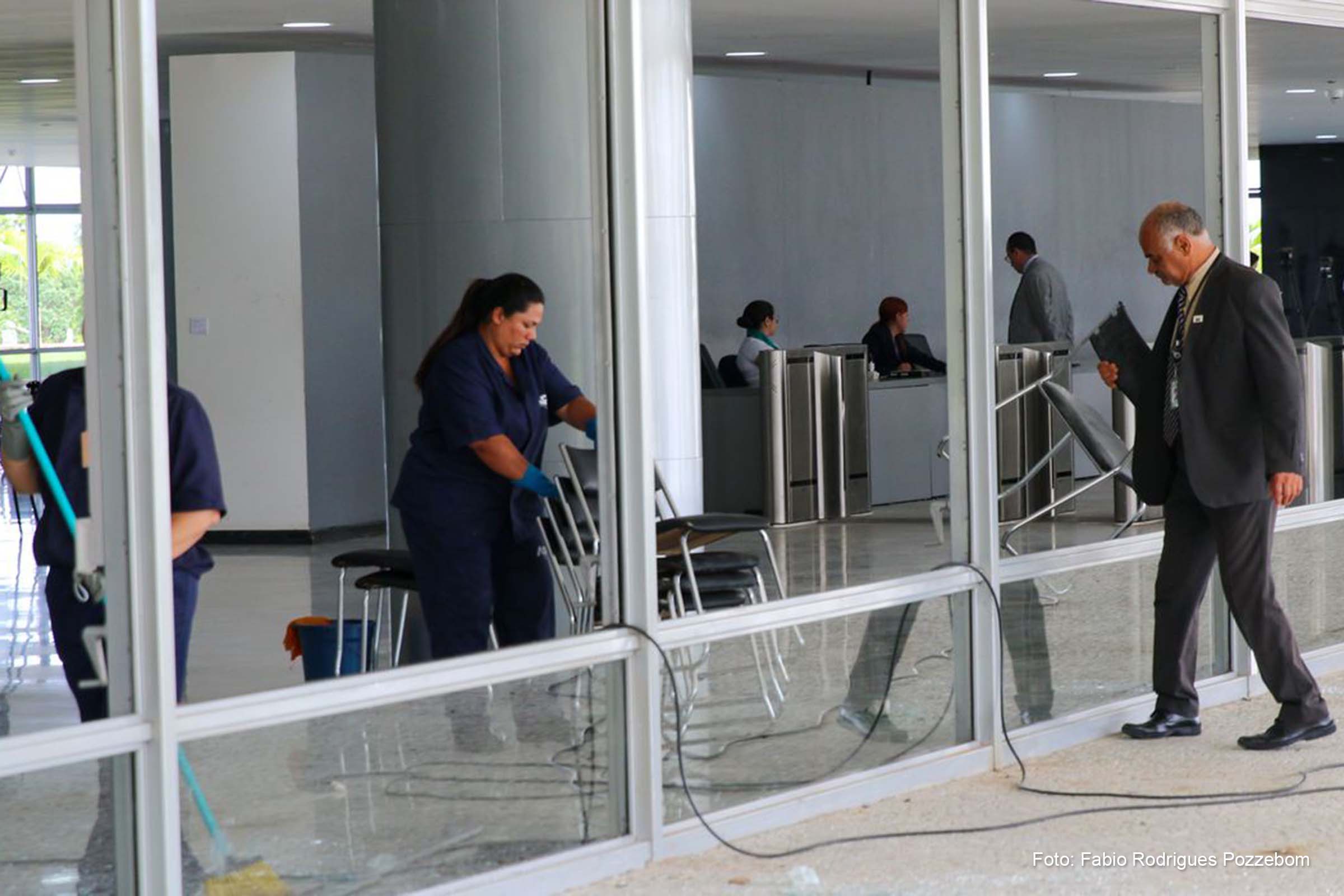 Primeira-dama mostra recuperação do Palácio do Planalto após atos terroristas