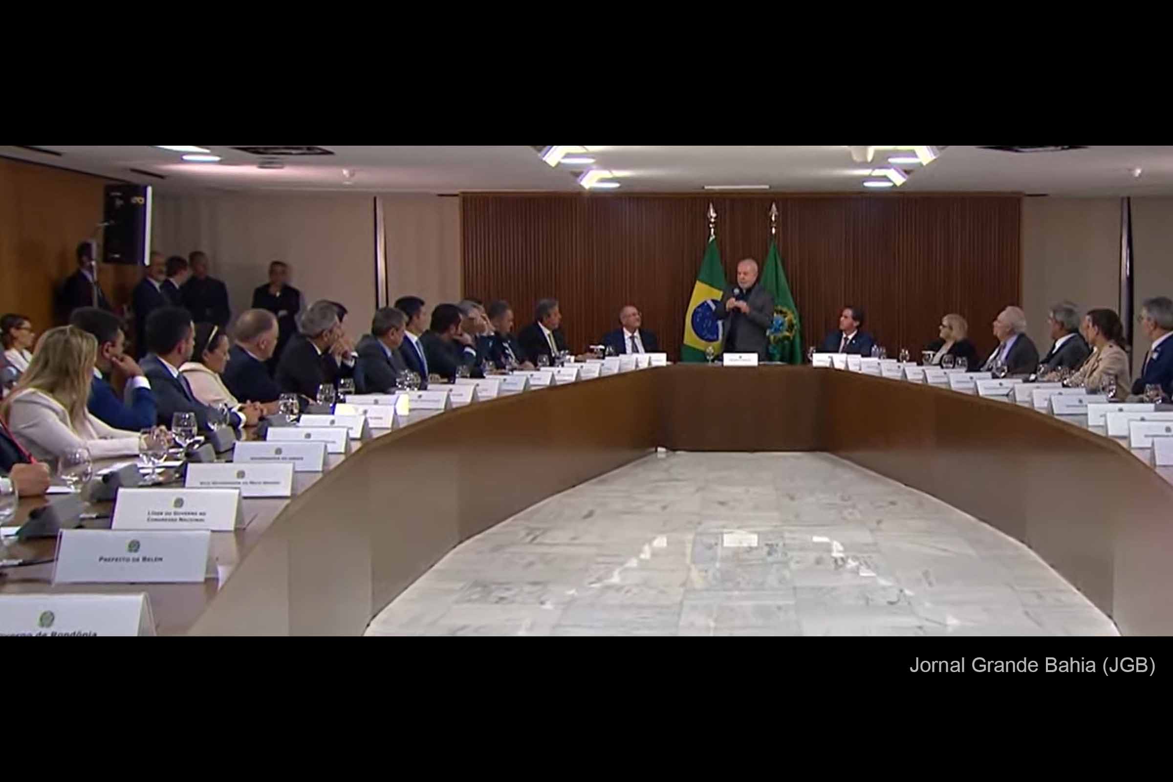 Reunião do Fórum de Governadores com presidente Lula debate medidas contra extremistas de direita.