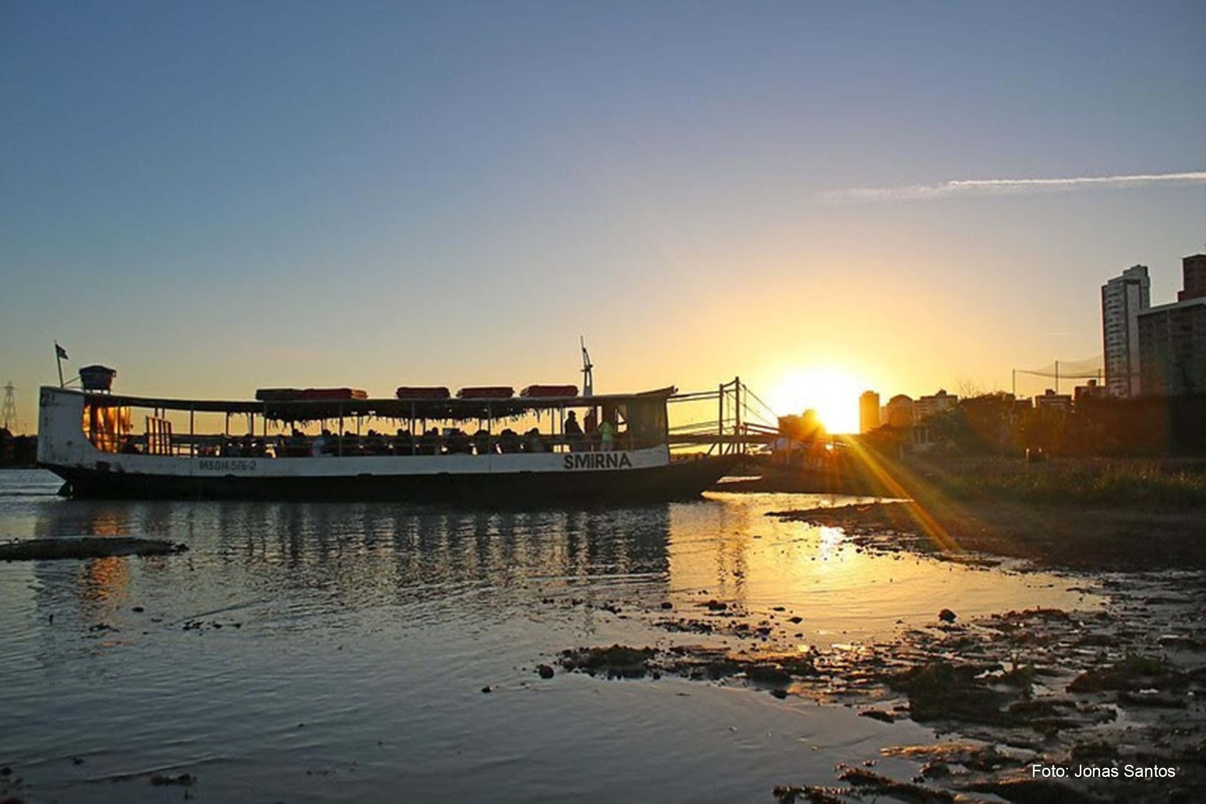 Passeio de barco pelo Rio São Francisco encanta turistas.