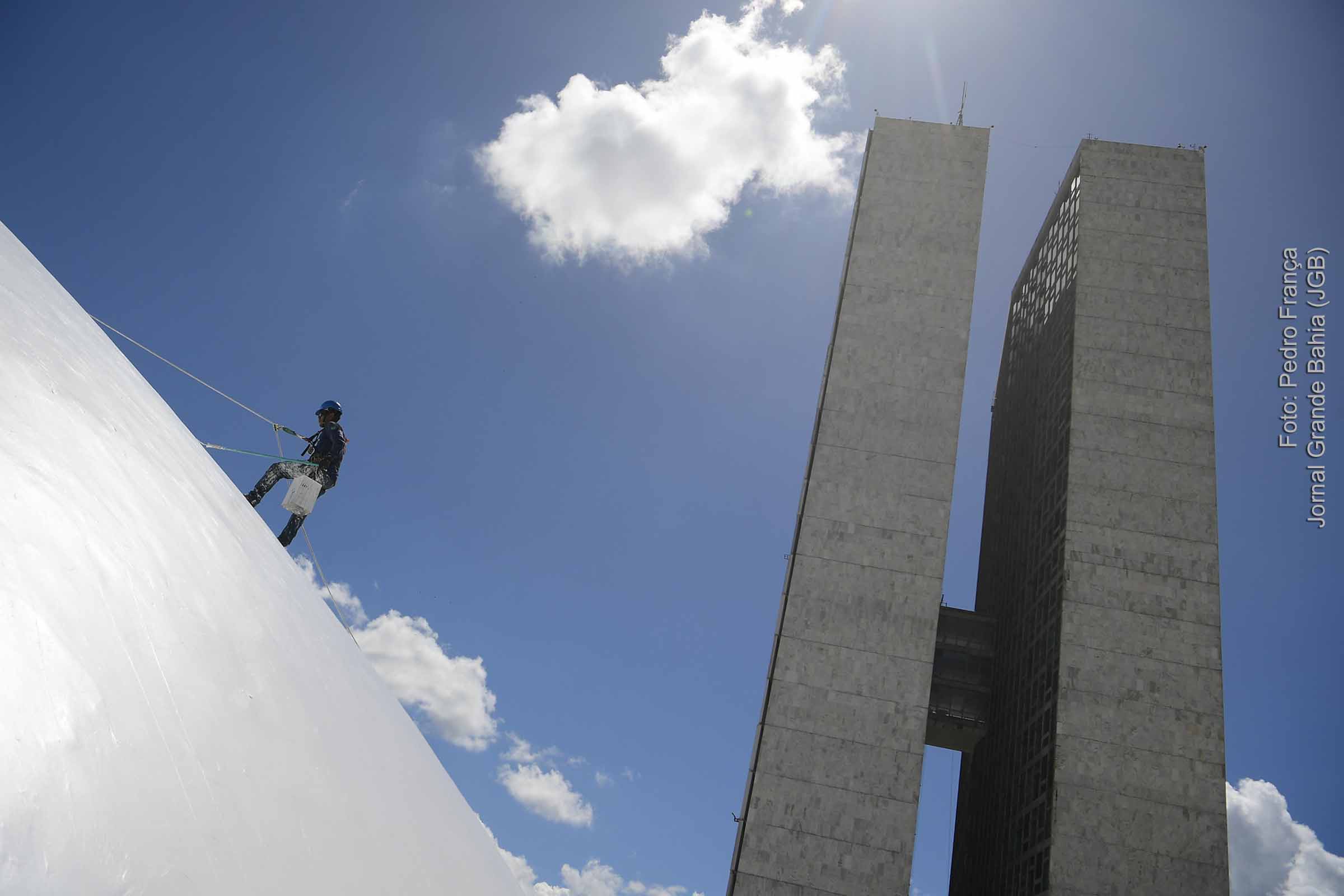 Trabalhador realiza manutenção da estrutura da sede do Congresso Nacional do Brasil, após atos antidemocráticos promovidos no dia 8 de janeiro de 2023.
