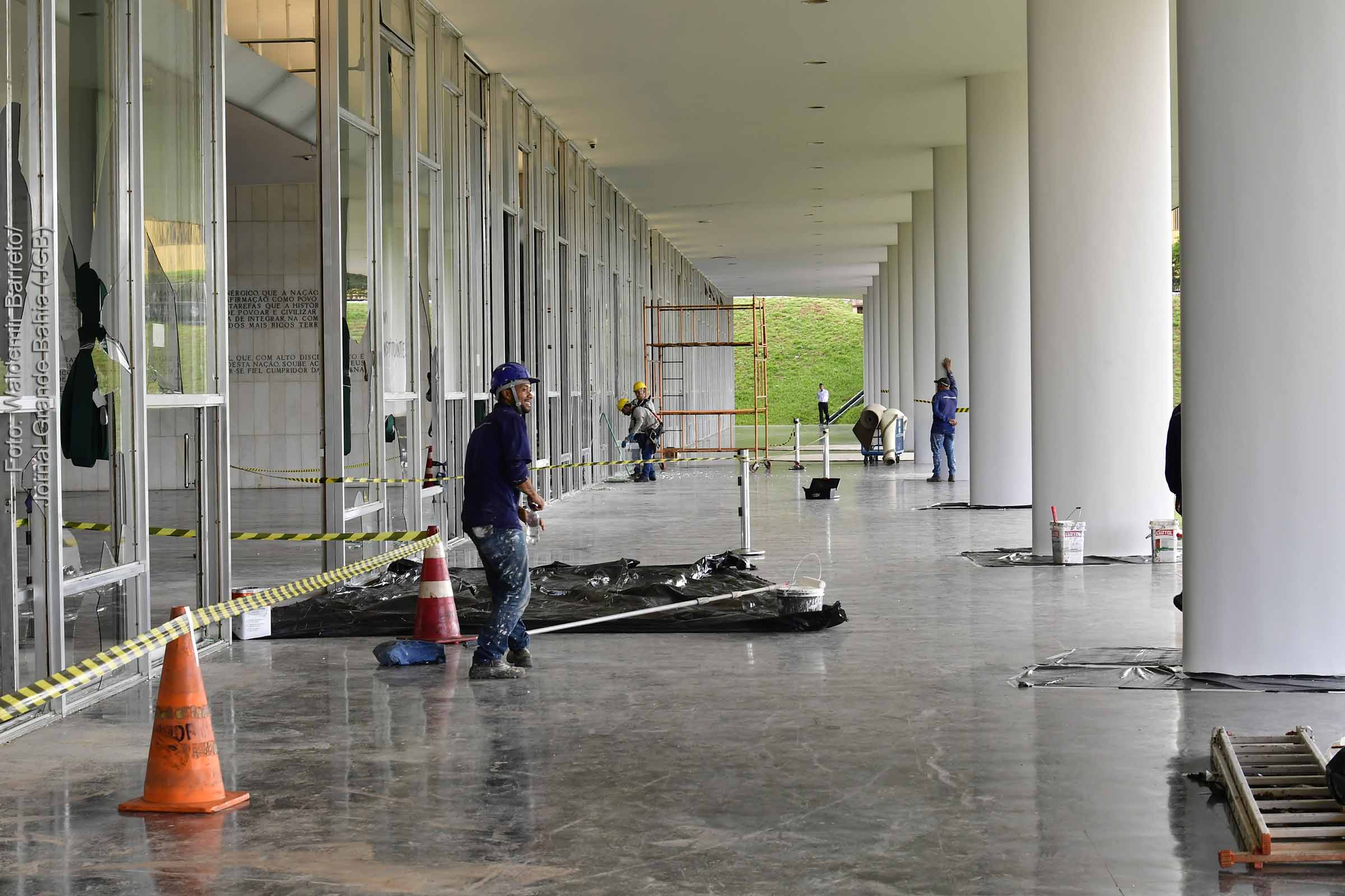 Estrago patrimonial no prédio do Congresso Nacional, invadido na tarde de domingo (08/01/2023), por manifestantes bolsonaristas é restaurado por trabalhadores da construção civil.