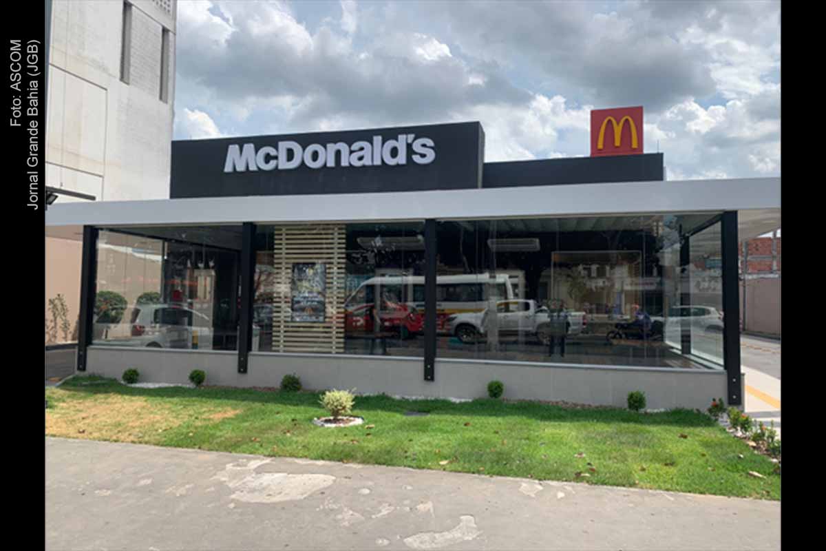 Vista da fachada do Restaurante McDonald's, em Feira de Santana.