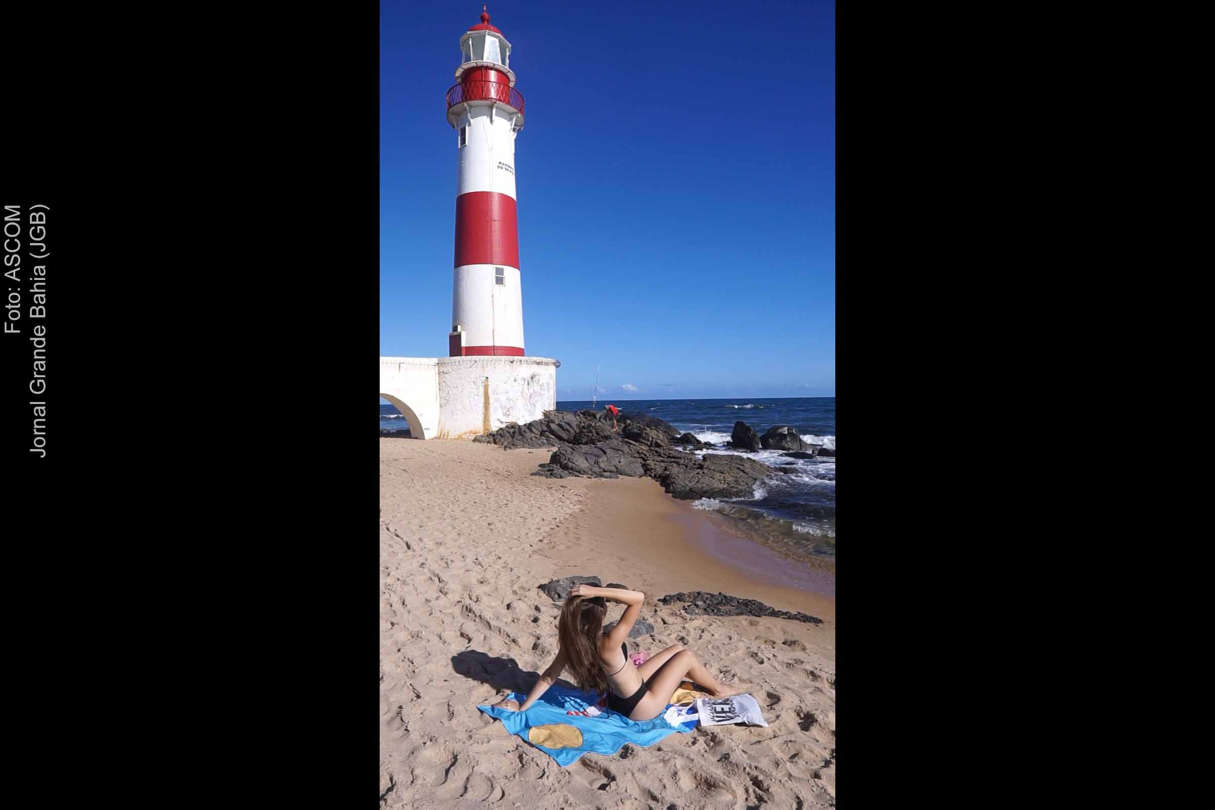 Artista baiano apresenta a cidade de Salvador com ilustrações do Elevador Lacerda e Farol de Itapuã para o Viva o Verão Paralela 2023.