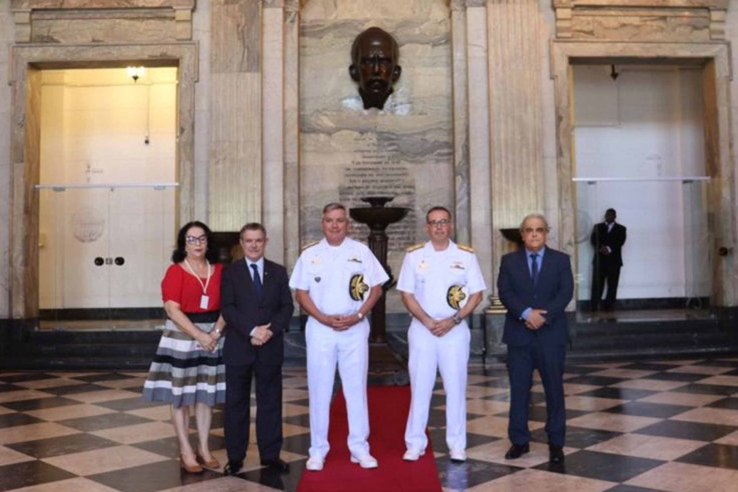 Desembargadores Lidivaldo Reaiche e Baltazar Miranda Saraiva, os vice-almirantes Humberto Caldas da Silveira Júnior e Antônio Carlos Cambra foram recebidos pela juíza Cenina Maria Cabral Saraiva, diretora do Fórum Ruy Barbosa.