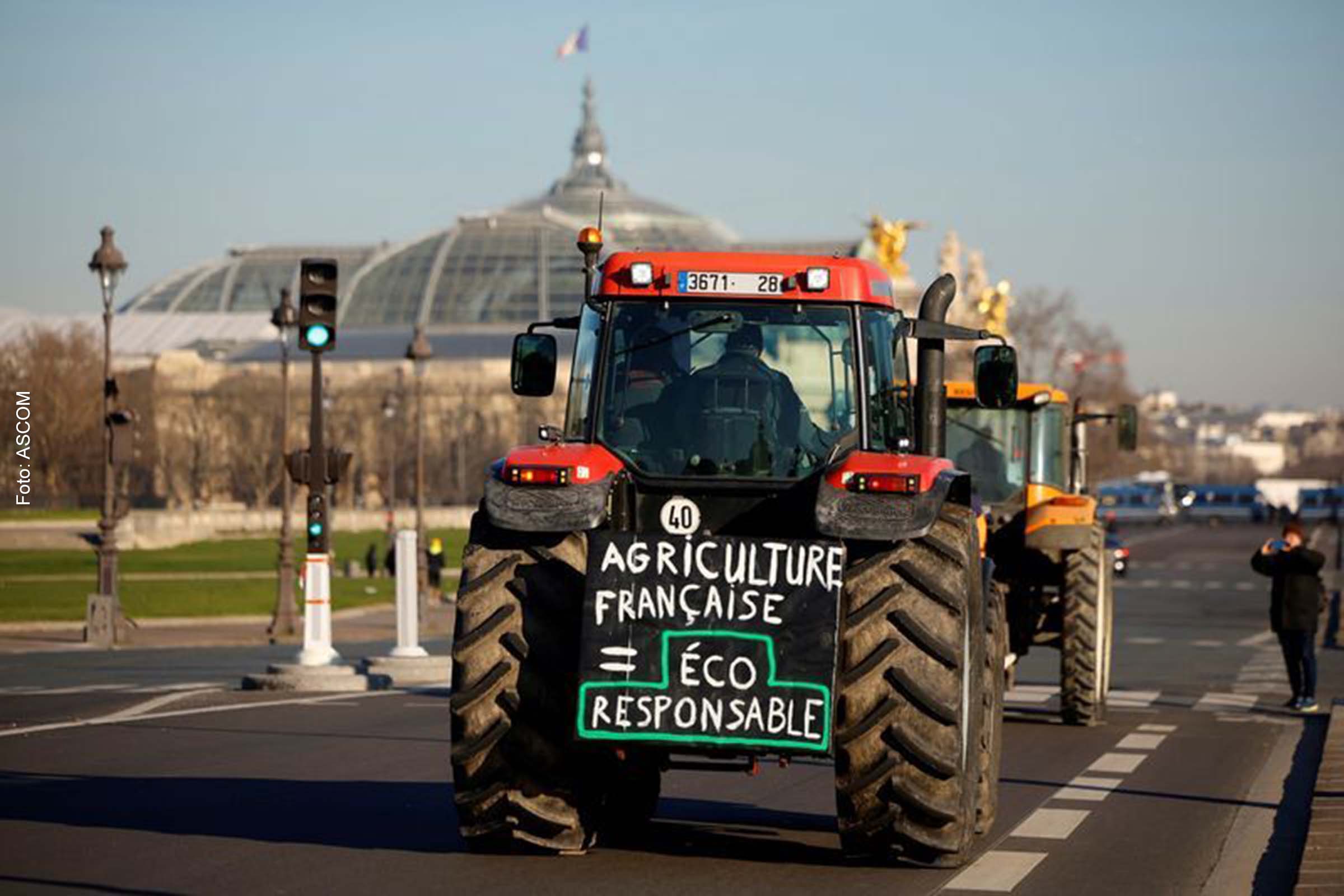 A bordo de centenas de tratores, produtores rurais desembarcaram em Paris para uma manifestação que denuncia restrições no uso de pesticidas nas lavouras.
