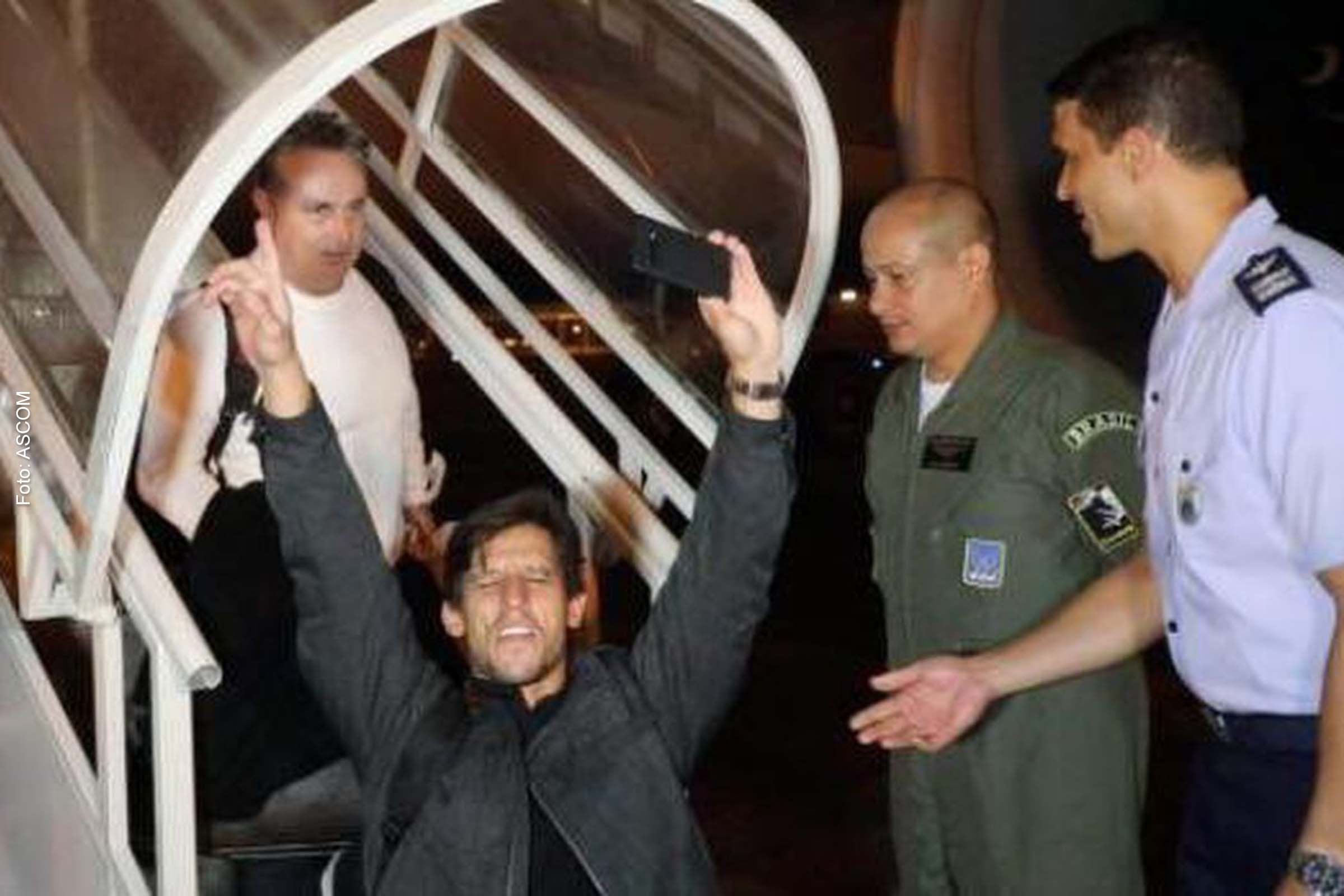 Avião da FAB pousa com brasileiros e turcos sobreviventes do terremoto