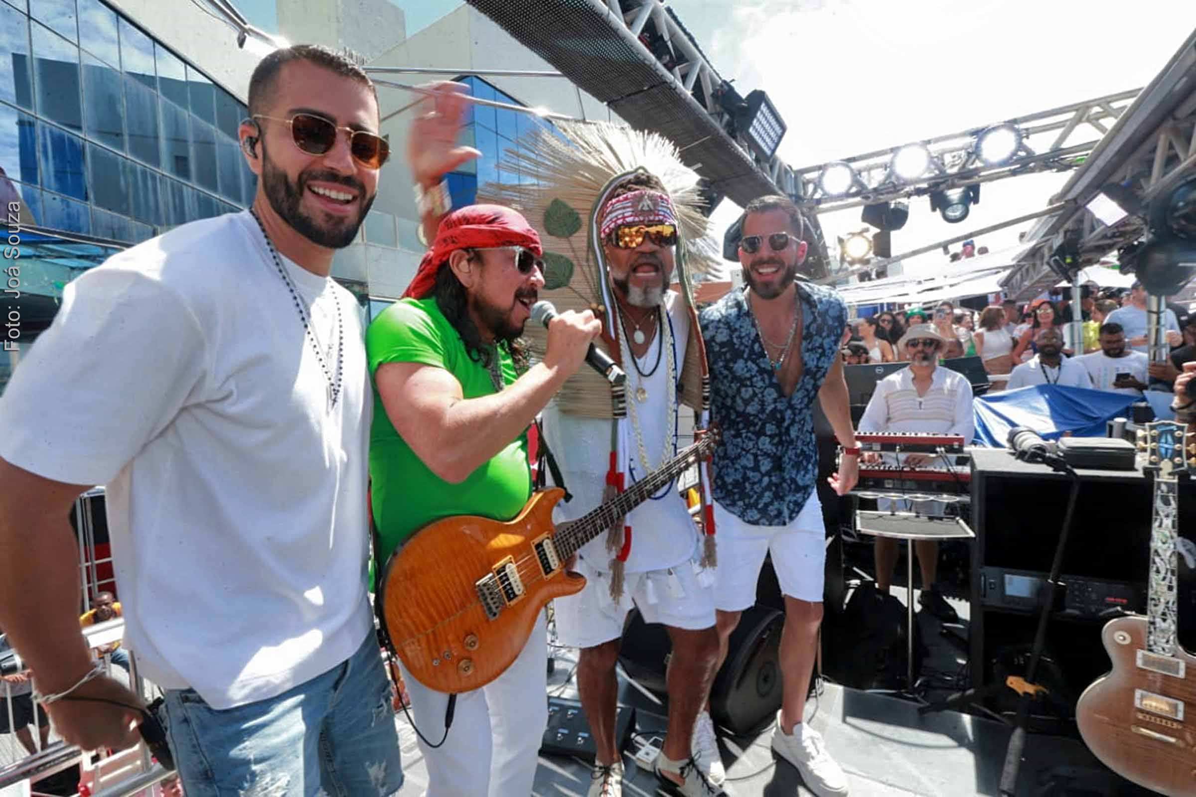 Bell Marques e Carlinhos Brown puxam trio no Arrastão durante Carnaval 2023 de Salvador.