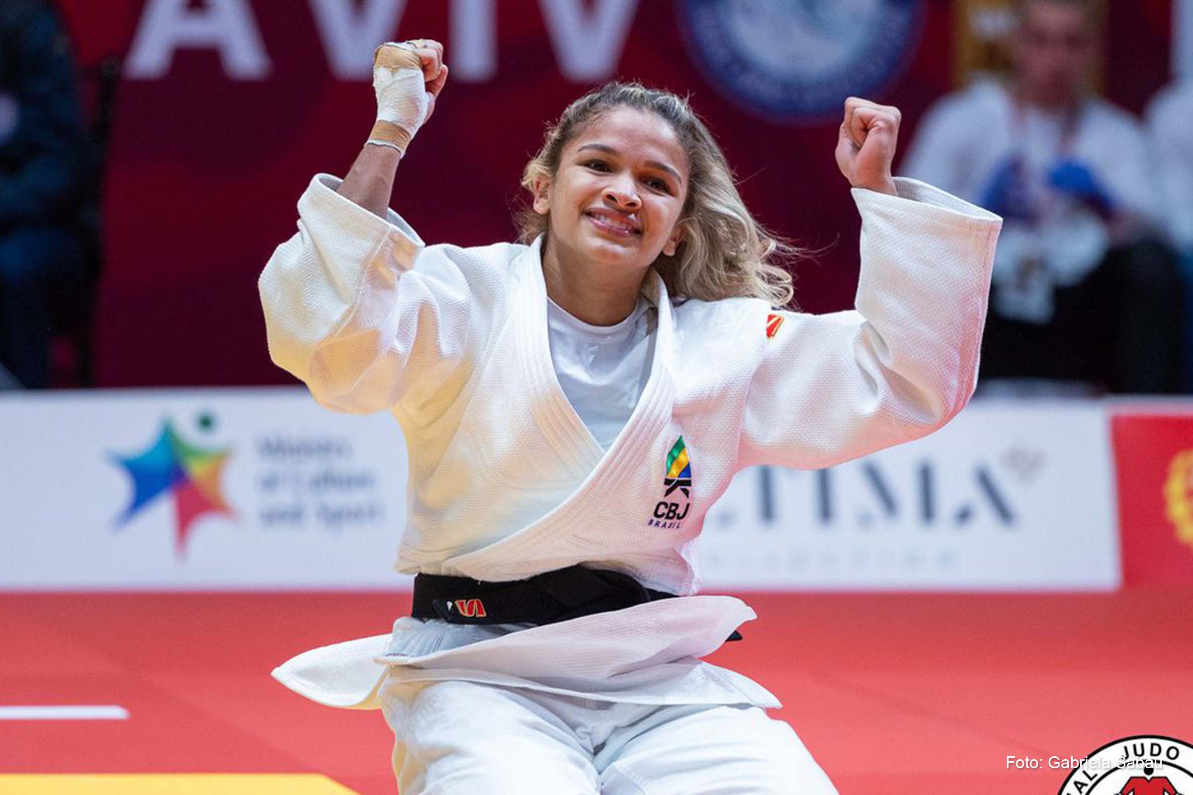 A primeira a subir ao pódio foi Natasha Ferreira, que iniciou a disputa batendo a italiana Francesca Milani com um ippon.