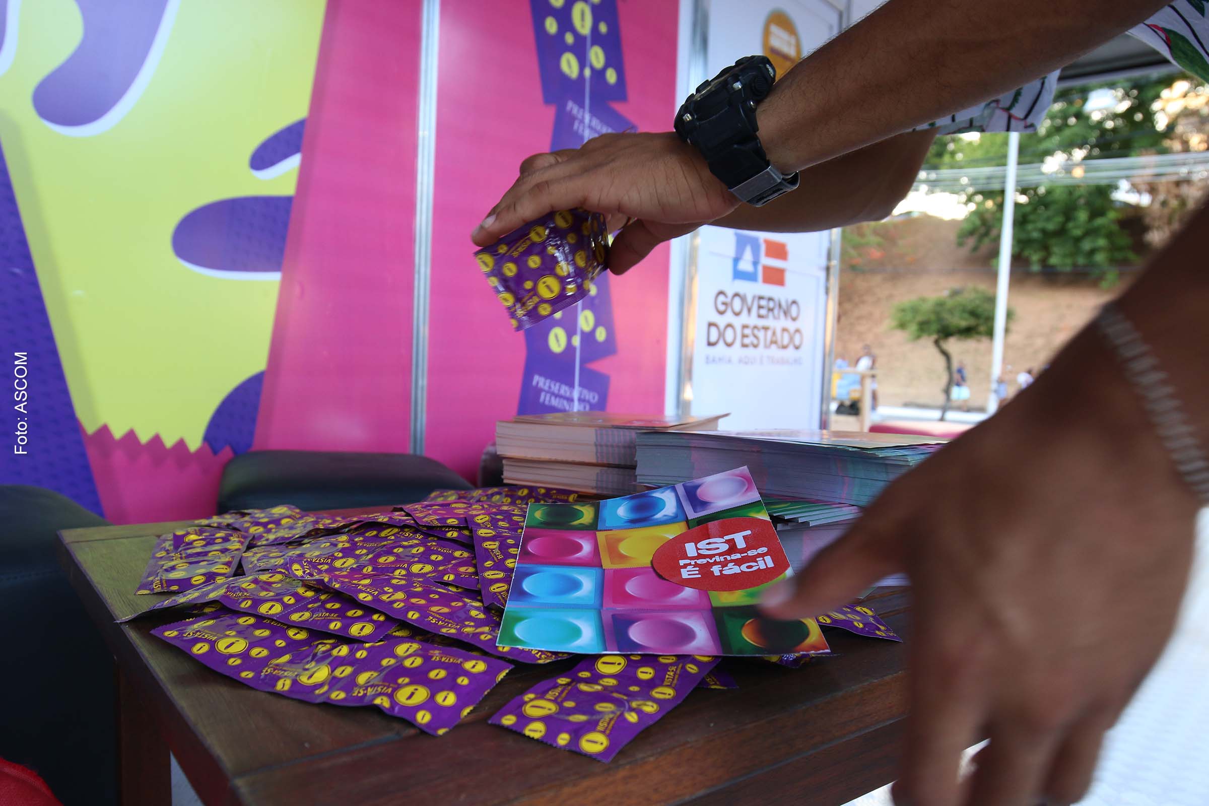 Durante os dias de festa, os postos de testagem vão distribuir mais de um milhão de preservativos femininos e masculinos.