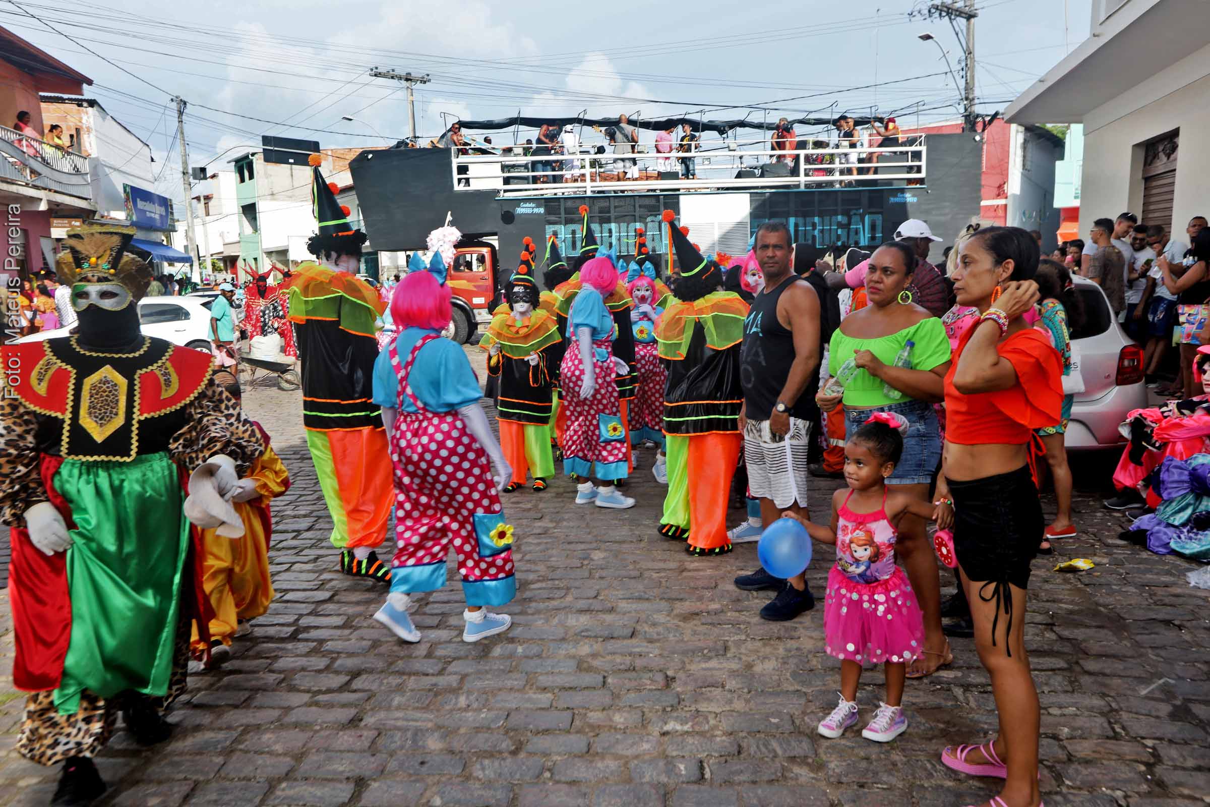 Caretas e fantasias colorem e divertem o Carnaval 2023 de Maragogipe.