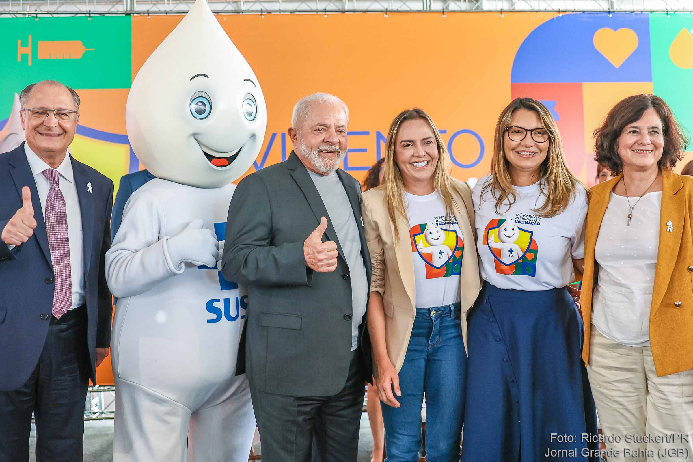 O presidente Lula recebeu a dose de reforço do vice-presidente, o médico Geraldo Alckmin.