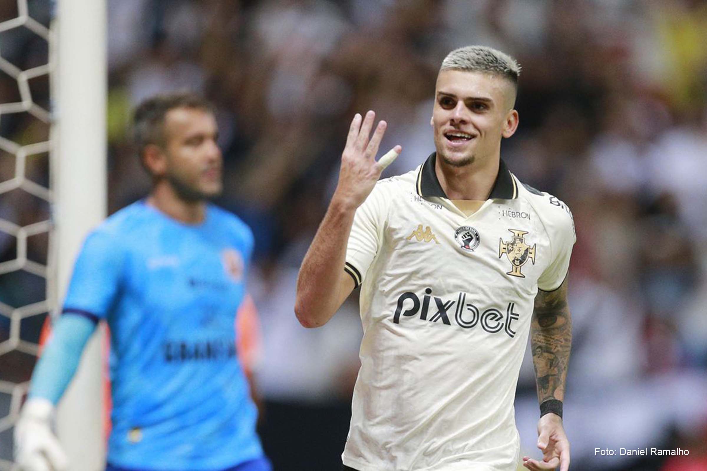Gabriel Pec marcou um dos gols na vitória do Vasco.