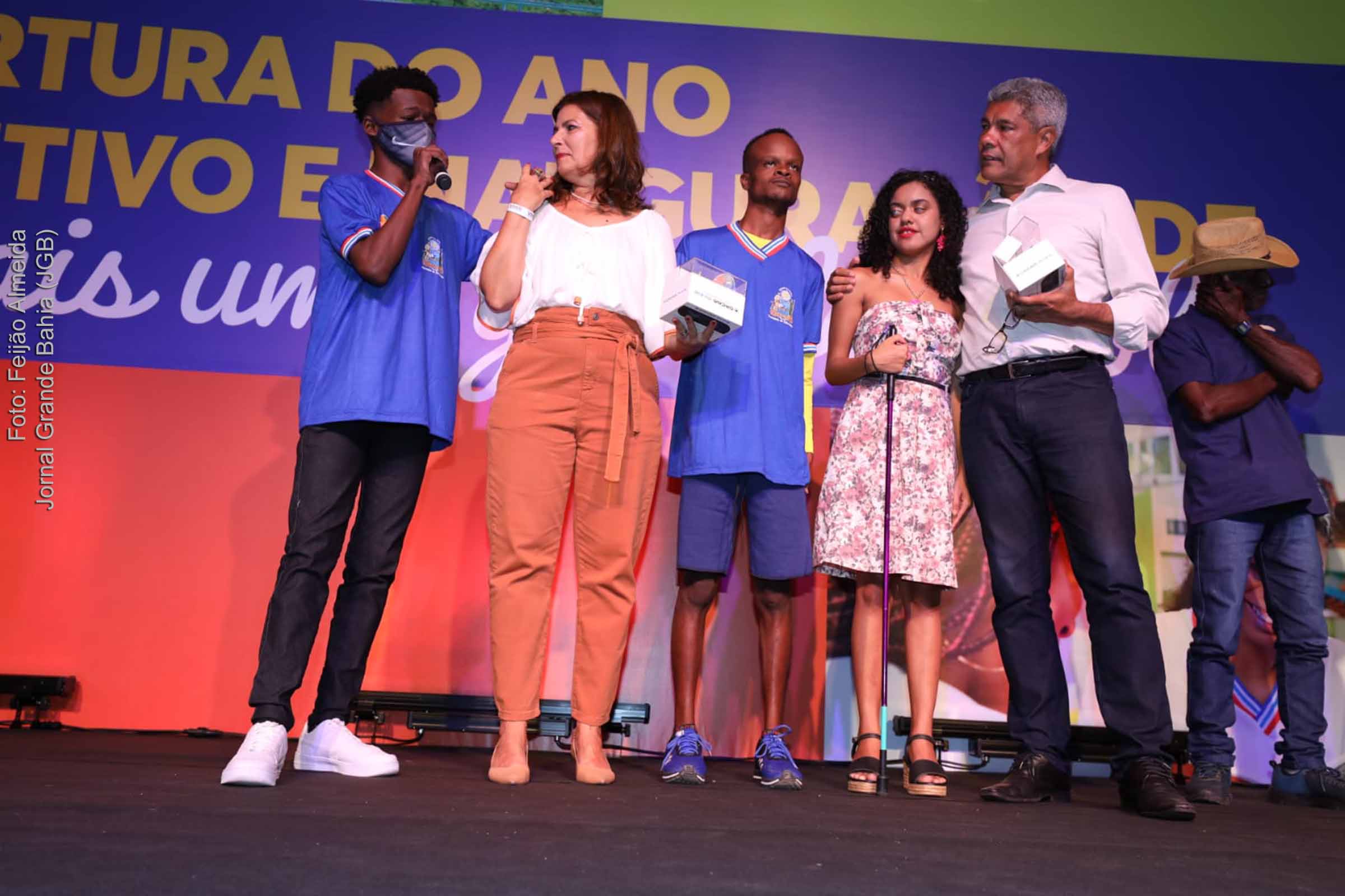 O governador Jerônimo Rodrigues anunciou nesta segunda-feira (06/02/2023) que as escolas da rede estadual de ensino ficarão abertas aos finais de semana. A iniciativa visa combater a fome, oferecendo alimentação e atividades esportivas, científicas, culturais e artísticas aos alunos e suas famílias aos sábados e domingos. O projeto está em desenvolvimento e, inicialmente, não atingirá todas as escolas, mas deve ser implementado até março. A secretária da Educação, Adélia Pinheiro, também destacou a importância deste momento para a comunidade escolar e destacou que as matrículas estão abertas, com mais de 660 mil estudantes já matriculados nas escolas. O primeiro dia de aula foi marcado por muita emoção, descontração e aprendizagem, com a participação de personagens interpretados por atores.