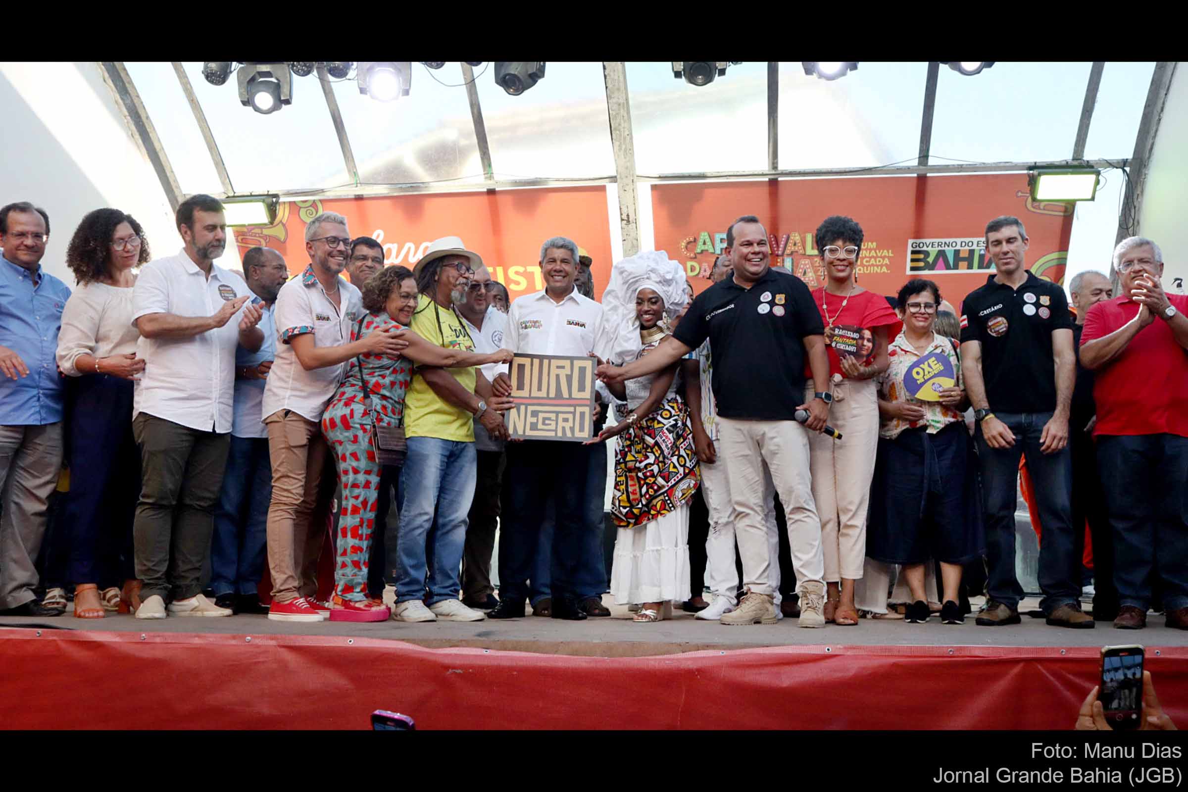Governador Jerônimo Rodrigues participa de apresentação do carnaval Ouro Negro, no Largo Tereza Batista, no Pelourinho, em Salvador.
