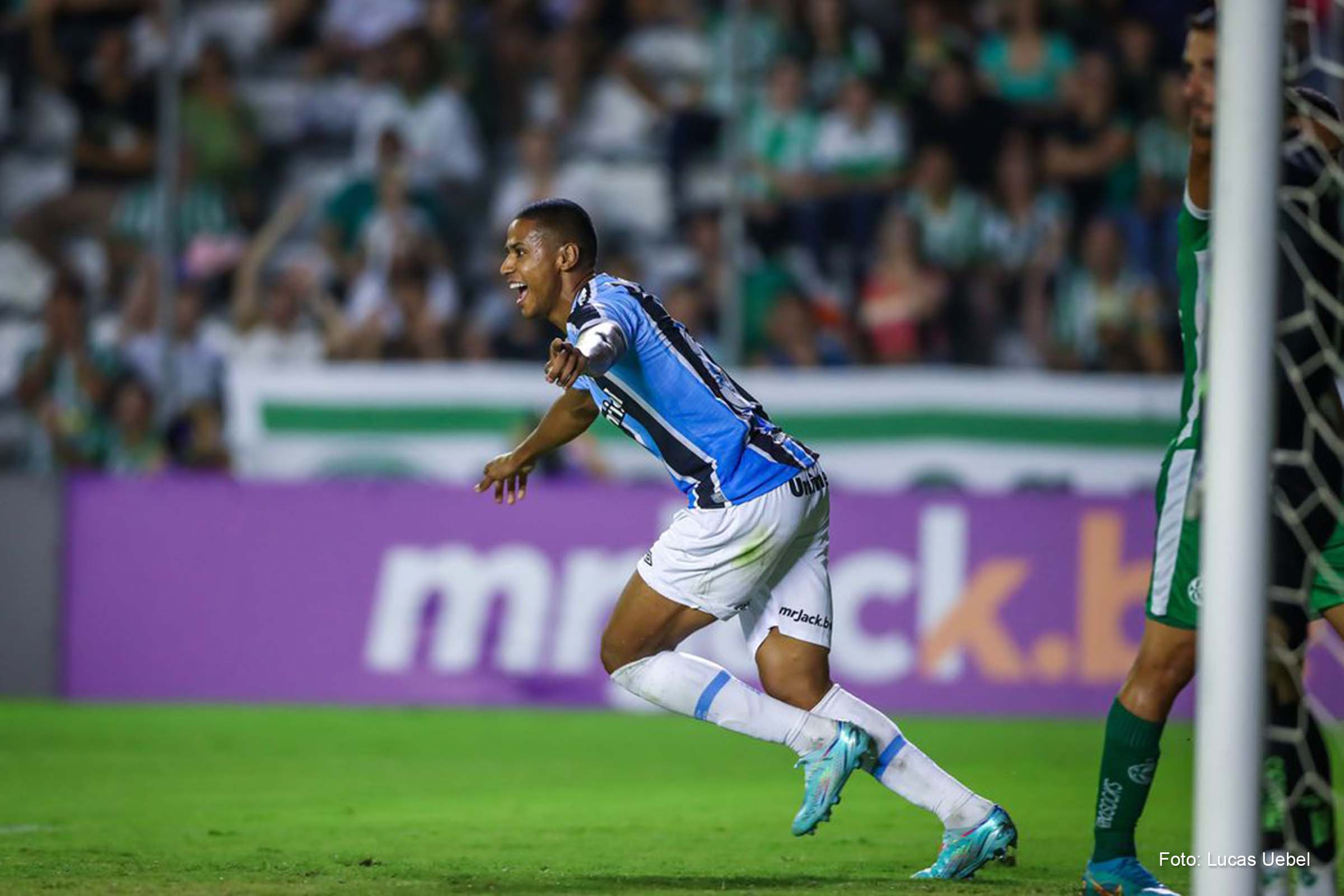 Os três pontos mantiveram o Tricolor na ponta da classificação com 18 pontos conquistados.