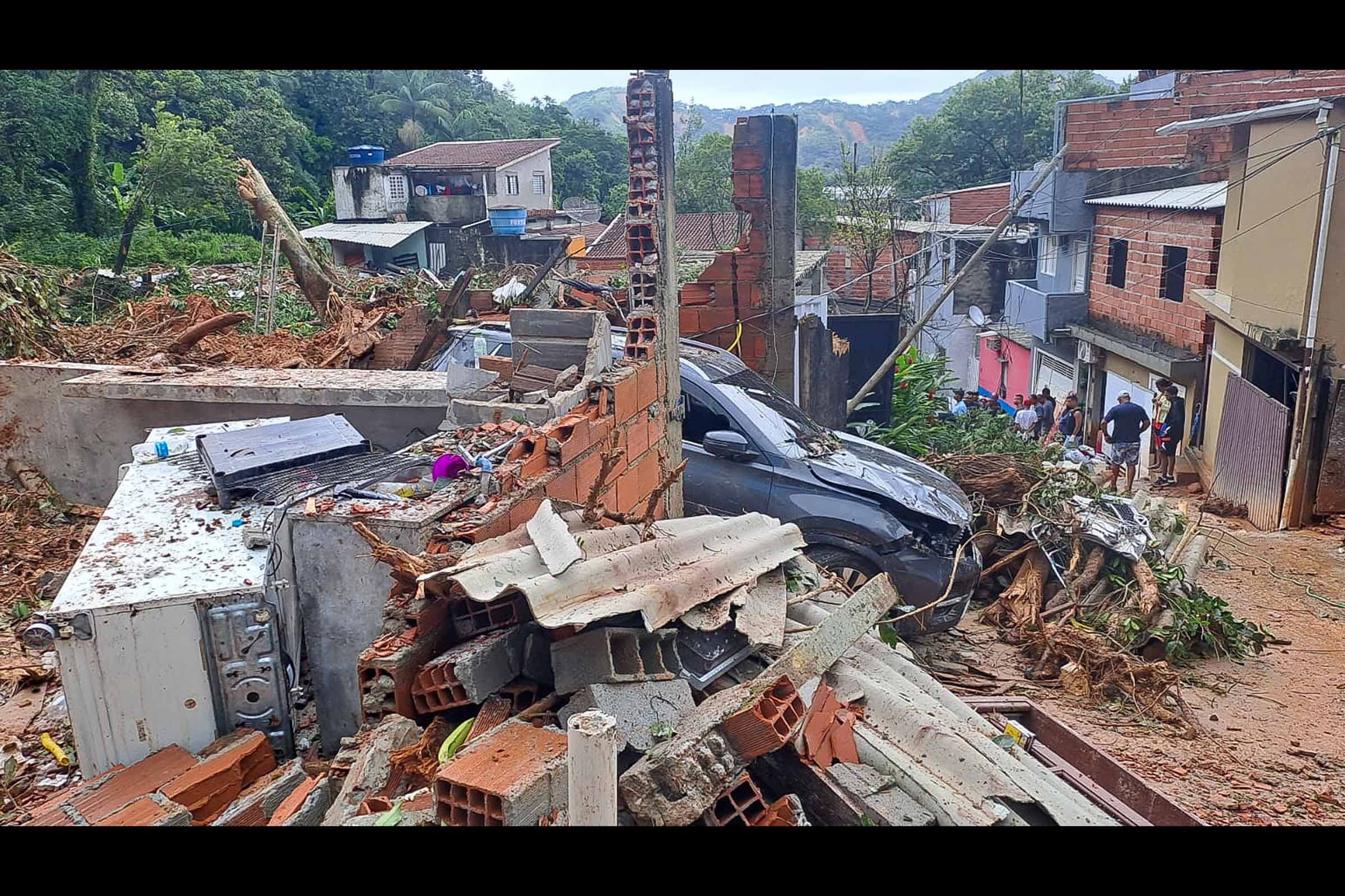 Sobe número de desabrigados e desalojados após fortes chuvas em São Paulo; Hospital da região atendeu 13 adultos e cinco crianças