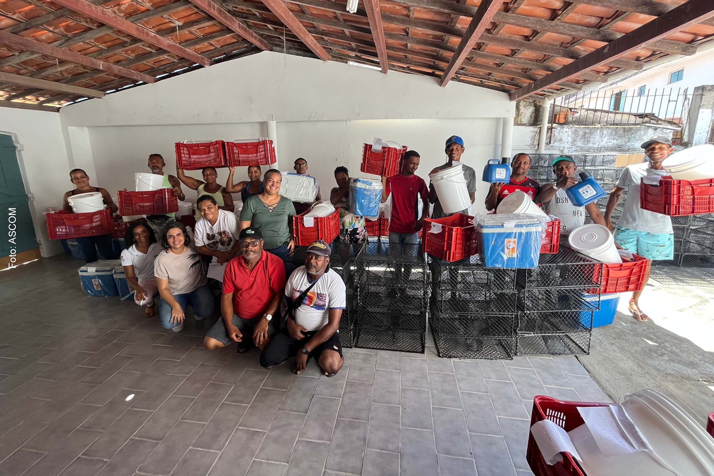 O Projeto 'Bahia Produtiva' entregou kits contendo redes, gaiolas, lanternas, bonés, blusas com proteção UV, bota, luva para mergulho e entre outros equipamentos.