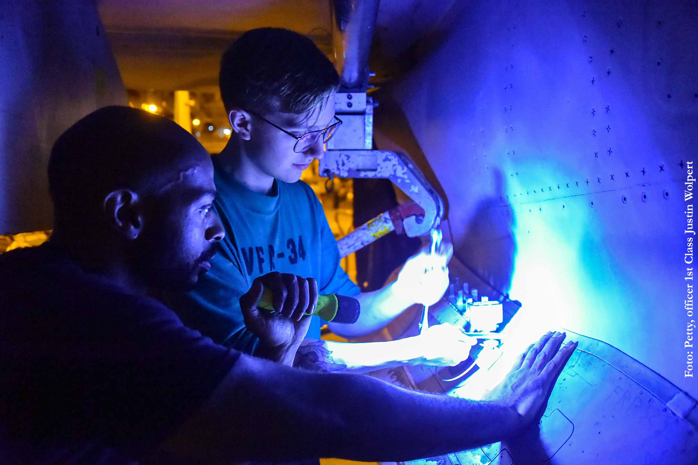 Marinheiros inspecionam um F/A-18E Super Hornet a bordo do USS Harry S. Truman (CVN 75) no Mar Mediterrâneo.