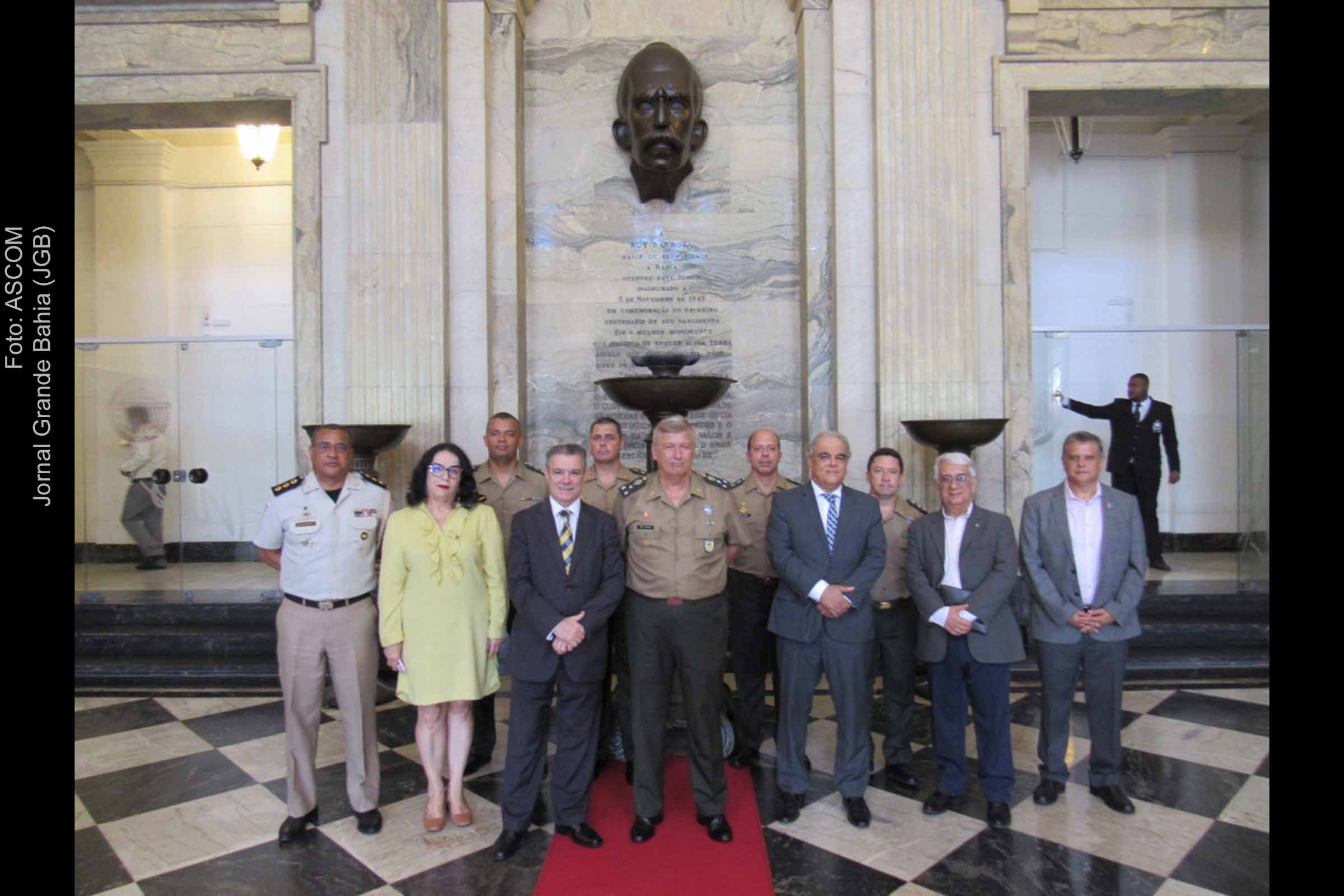 Membros do Poder Judiciário da Bahia e militares do Exército Brasileiro realizaram visita a cripta do Ruy Barbosa.