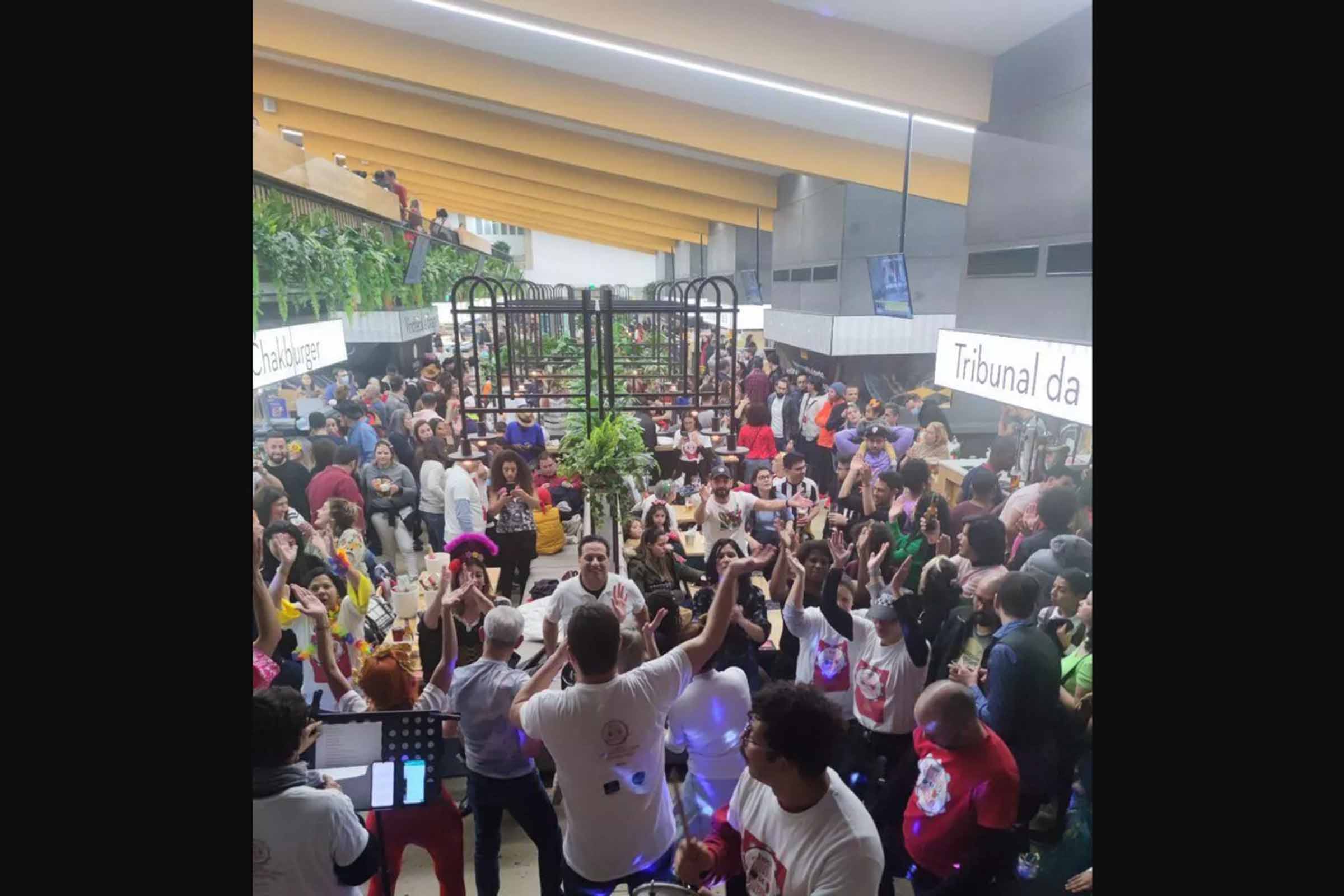 No Mercado Muncipal de Braga, foliões do Bloco Minho de Janeiro durante o Carnaval de 2022.