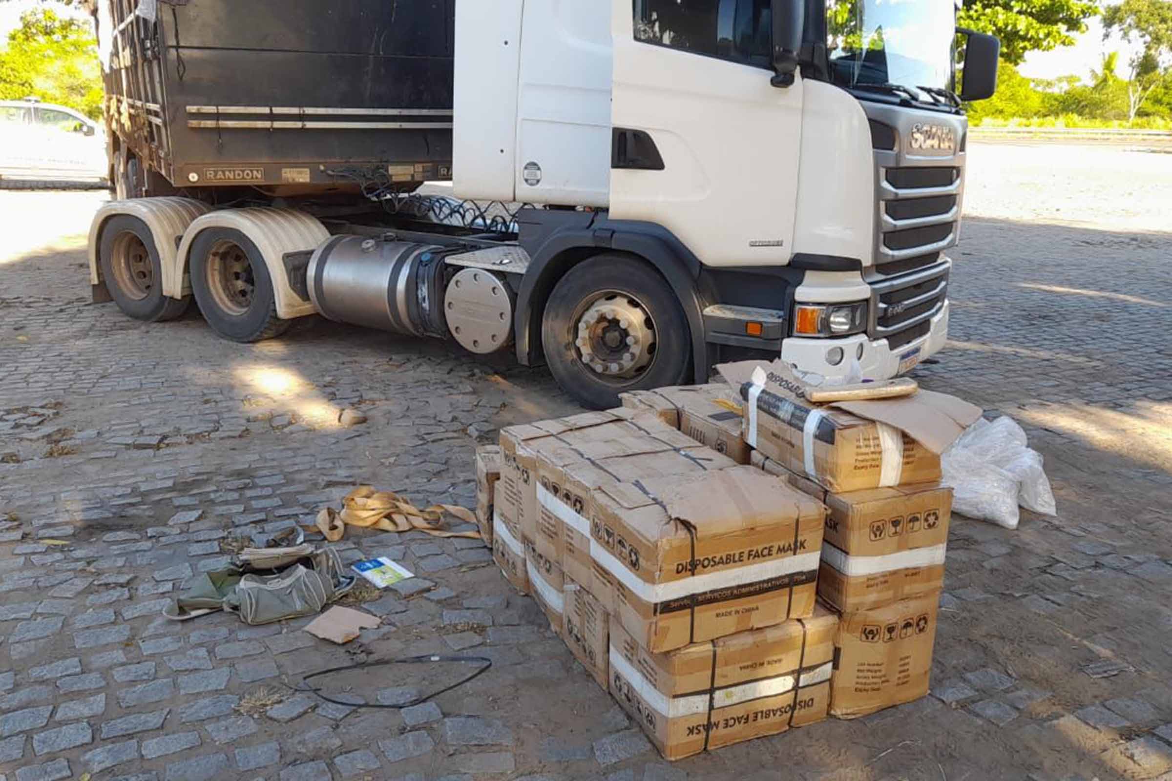 Entorpecentes eram transportados por uma carreta, escondidos entre cargas de rações para gatos e cachorros.