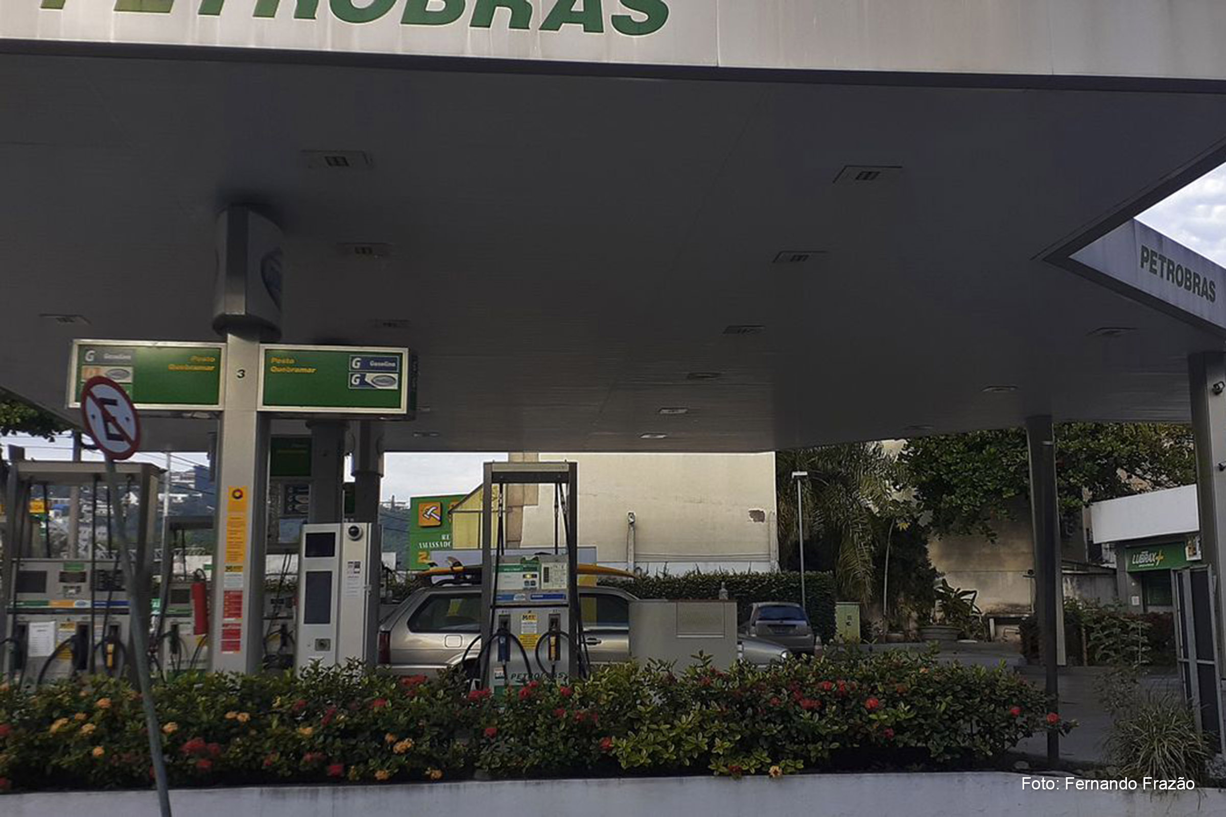 Com a variação de preço, o valor do litro do diesel comprado pelas distribuidoras, chamado de diesel A, vai cair de R$ 4,50 para R$ 4,10, segundo a Petrobras.