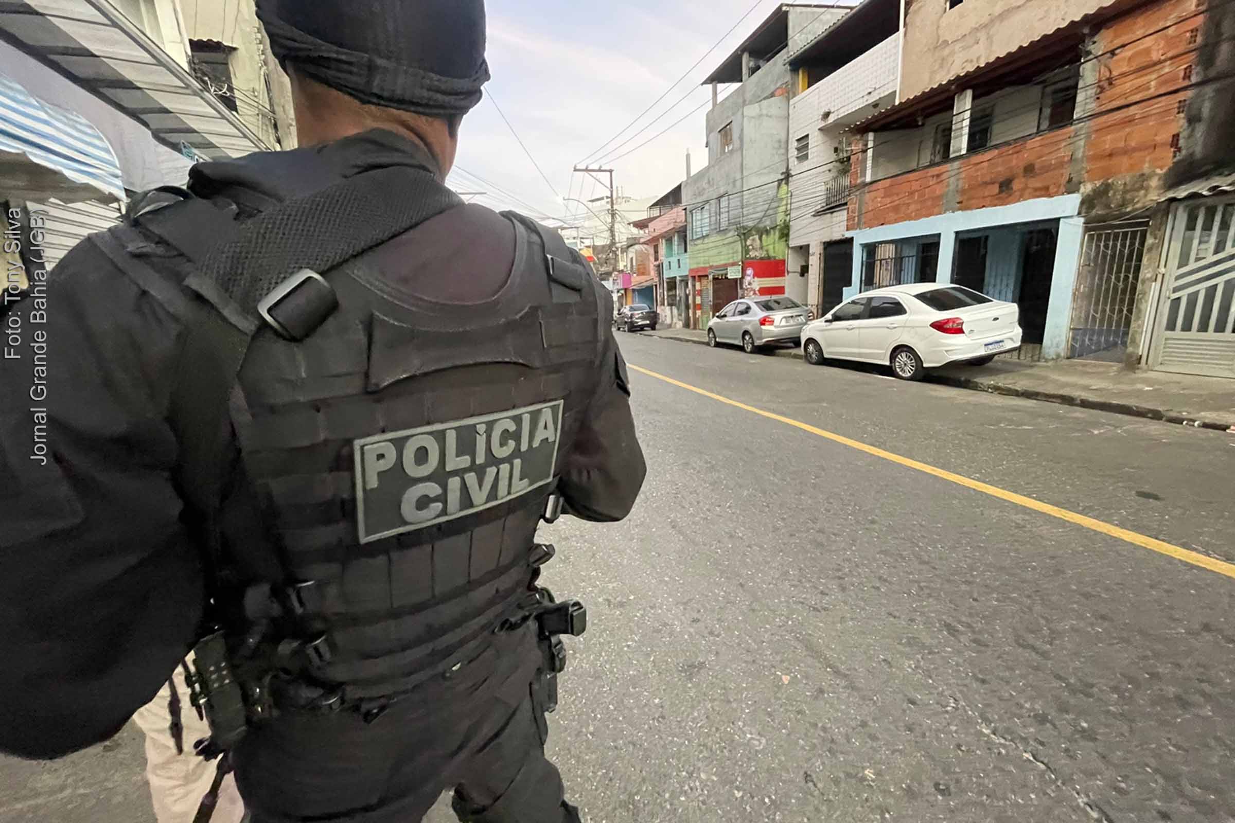 O homem foi conduzido para a delegacia especializada e autuado por exercício ilegal da medicina.