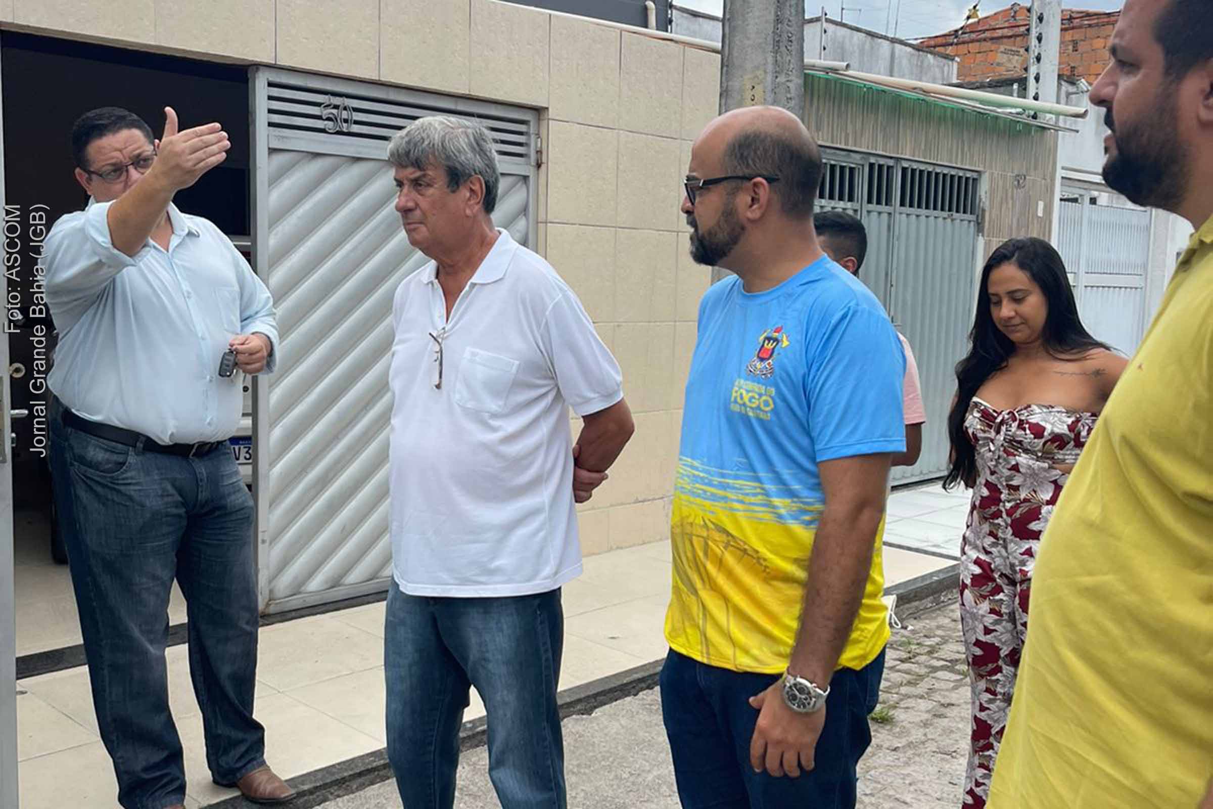 Prefeito Colbert Martins e secretário Pedro Américo dialogam com morador sobre problema com drenagem pluvial.