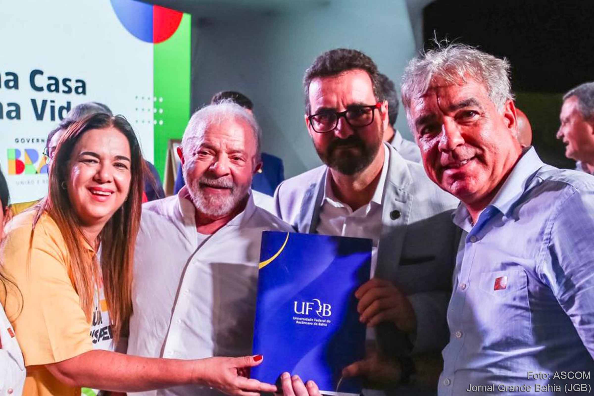 O projeto para UFRB de Feira de Santana foi entregue pelo deputado federal Zé Neto, junto com o reitor Fábio Josué e a pró-reitora Tatiana Velloso.