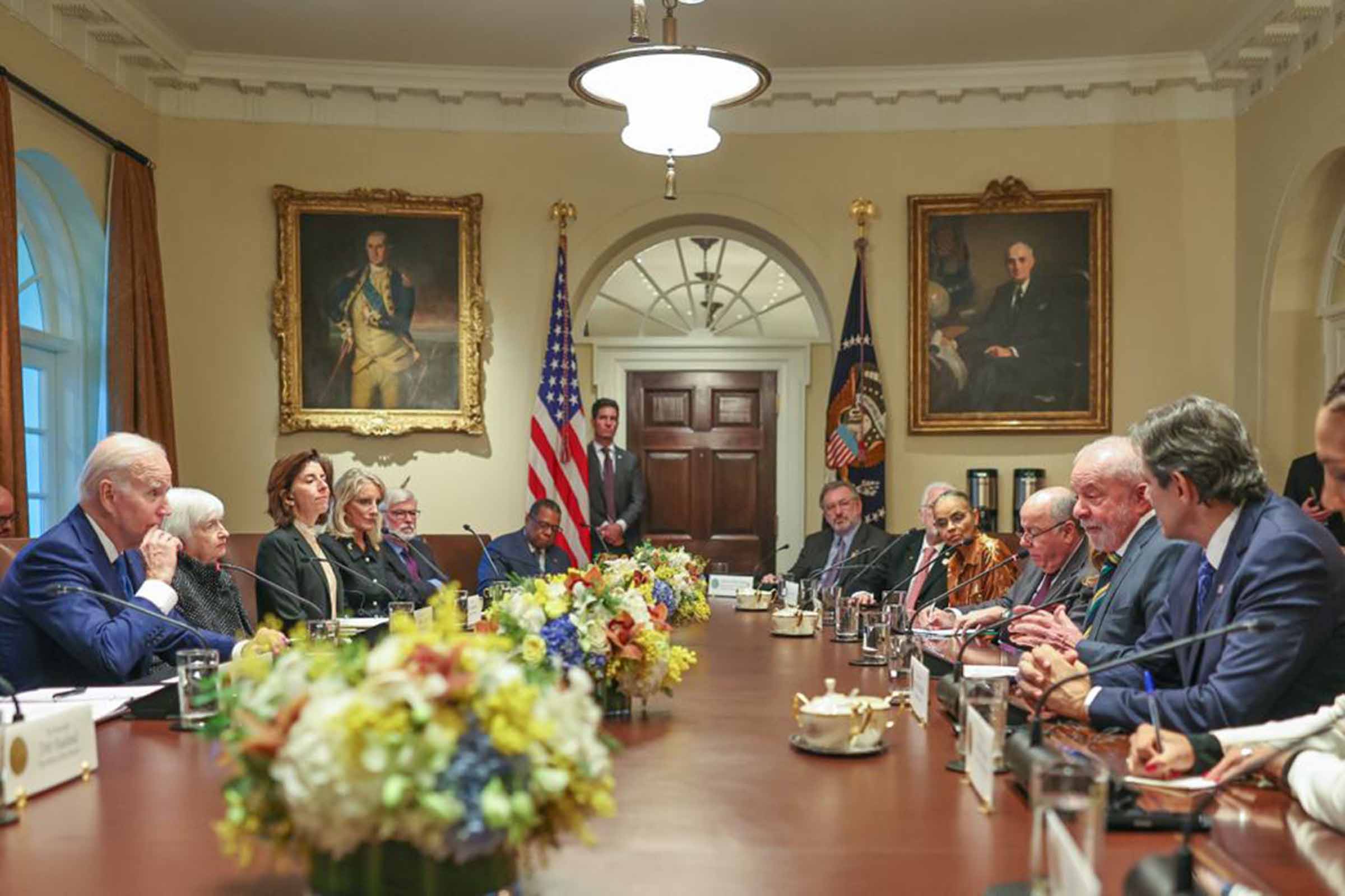 Presidentes Lula e Joe Biden participam de reunião.