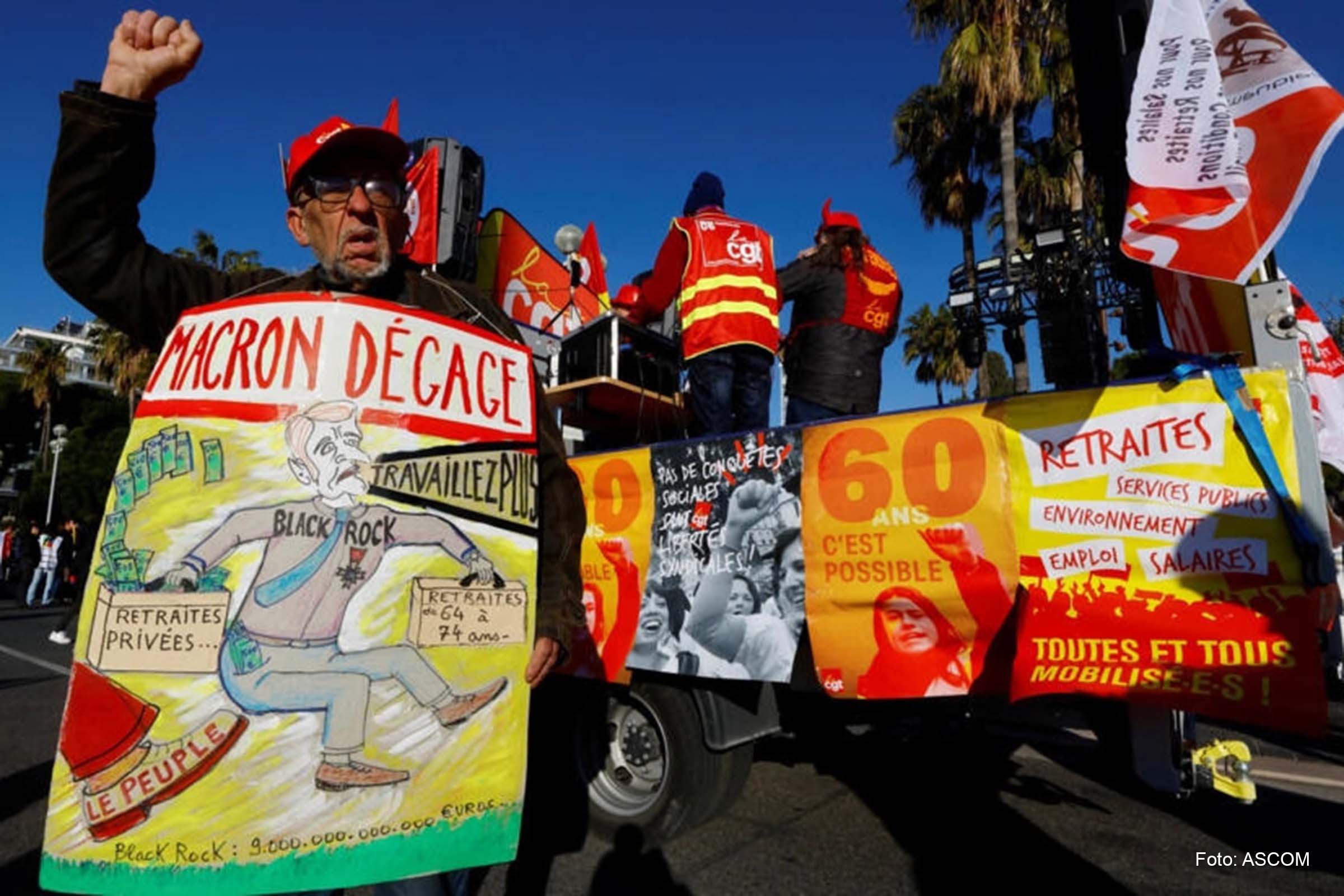 Sindicalista participa de protesto contra o plano de reforma previdenciária do governo francês, em Nice.