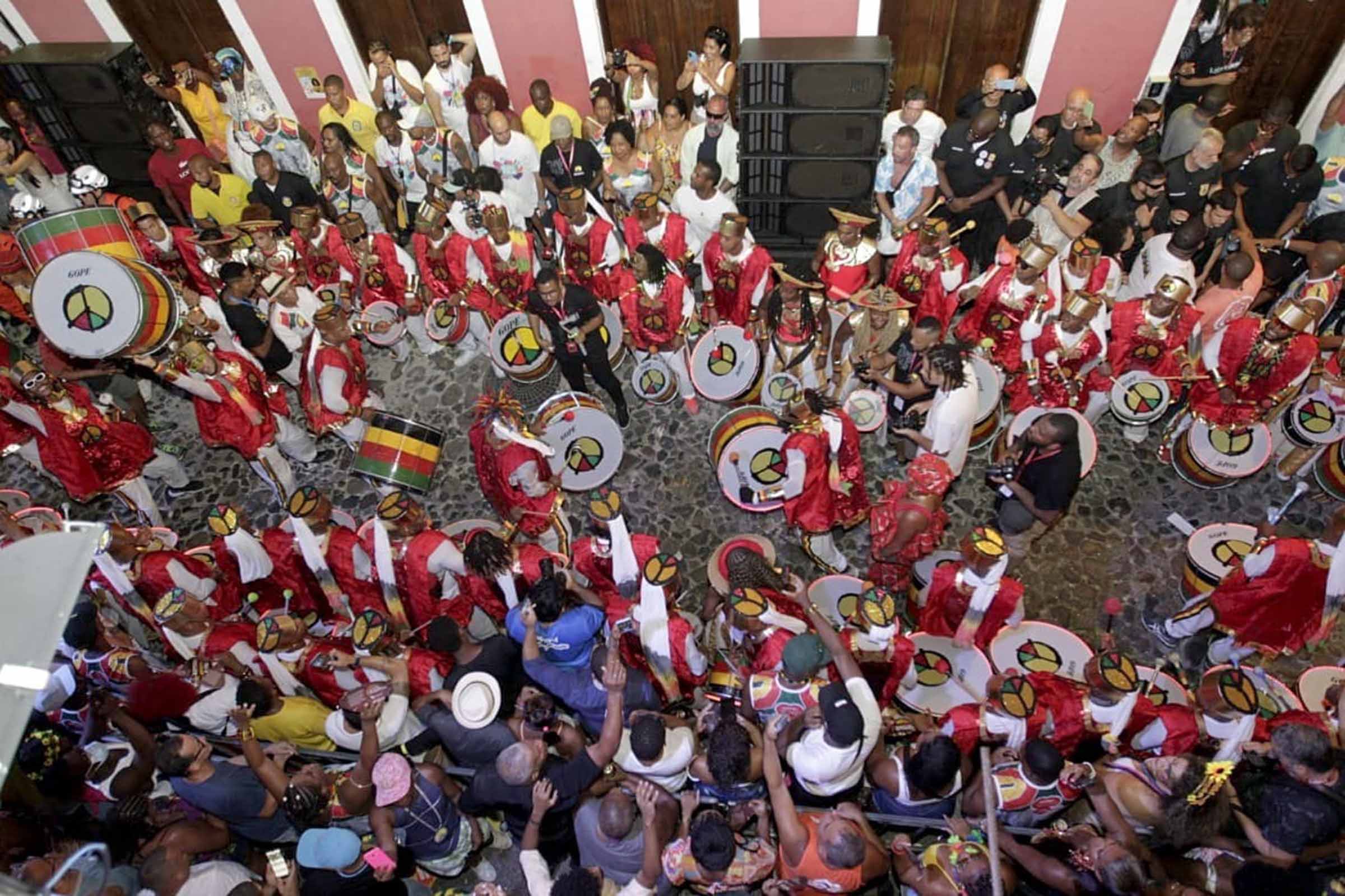 Saída do Olodum, no Pelourinho, durante Carnaval 2023.