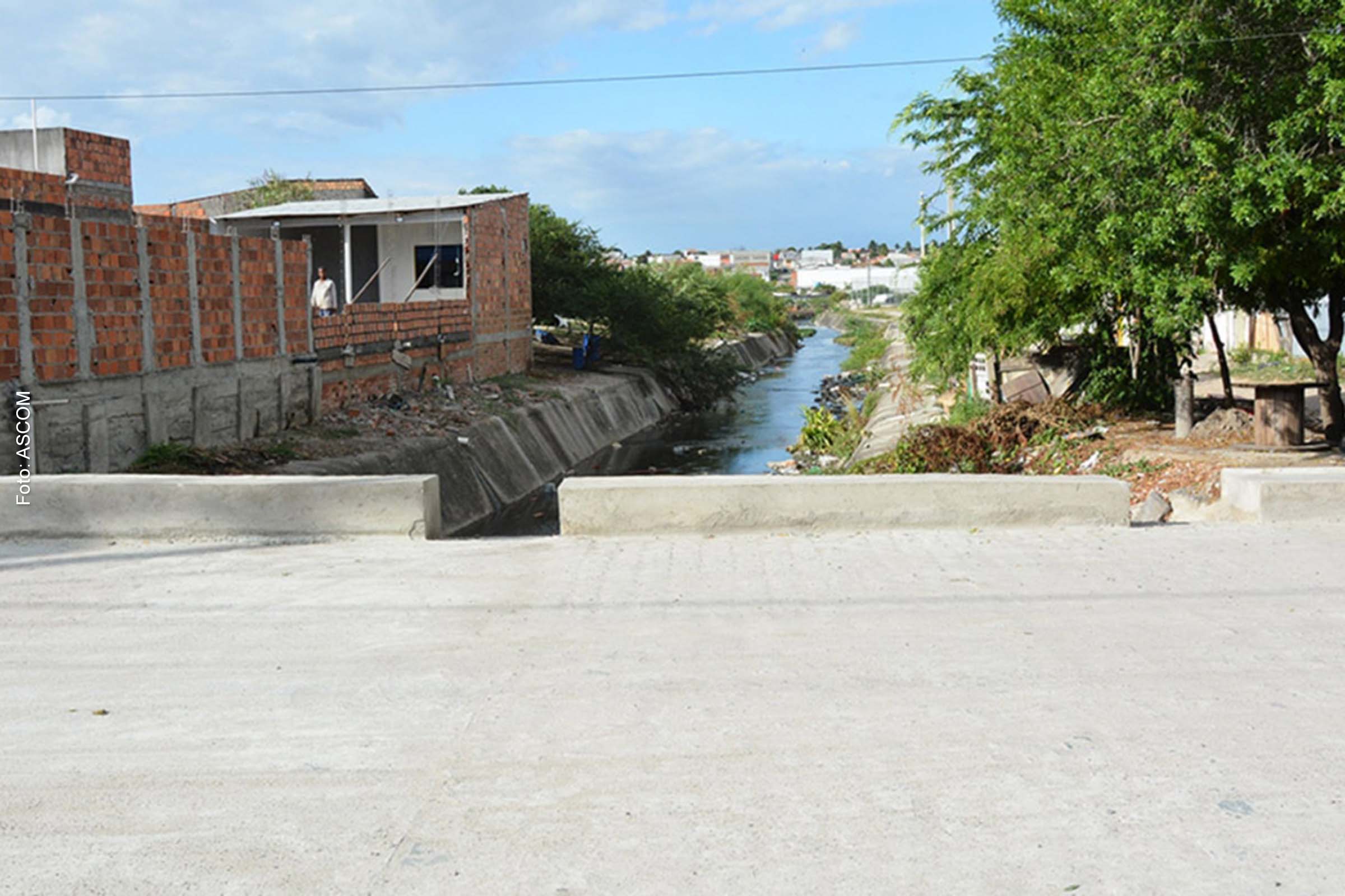 Recentemente, foram concluídas as obras de construção de um pontilhão e a reestruturação da rede de drenagem da rua Paracatu, no bairro Conceição.