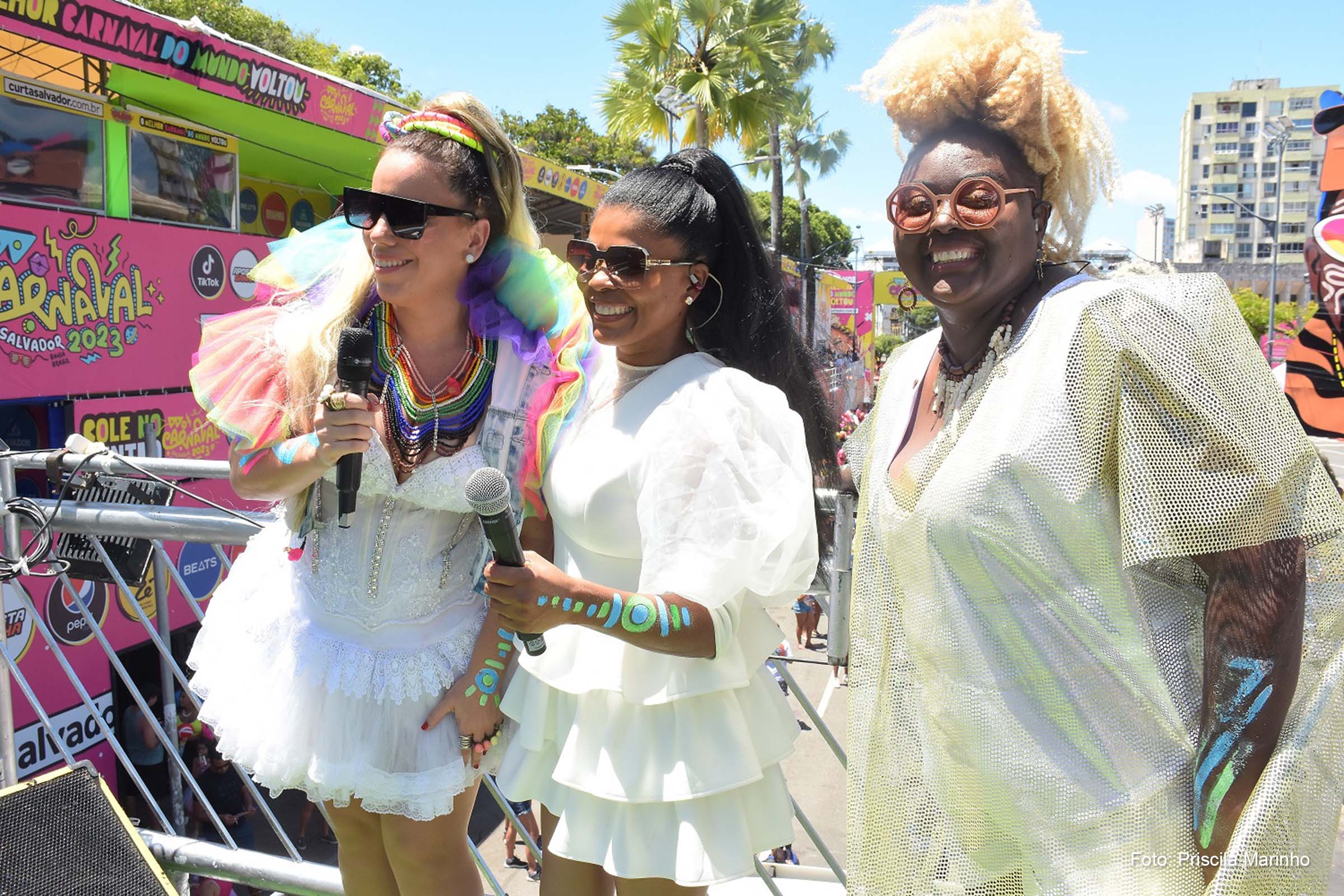 Patrícia Gomes, Amanda Santiago e Paula Sanffer puxaram blocos, fizeram show, e hoje compartilham seus sentimentos após o primeiro ano de folia do grupo criado por Carlinhos Brown.