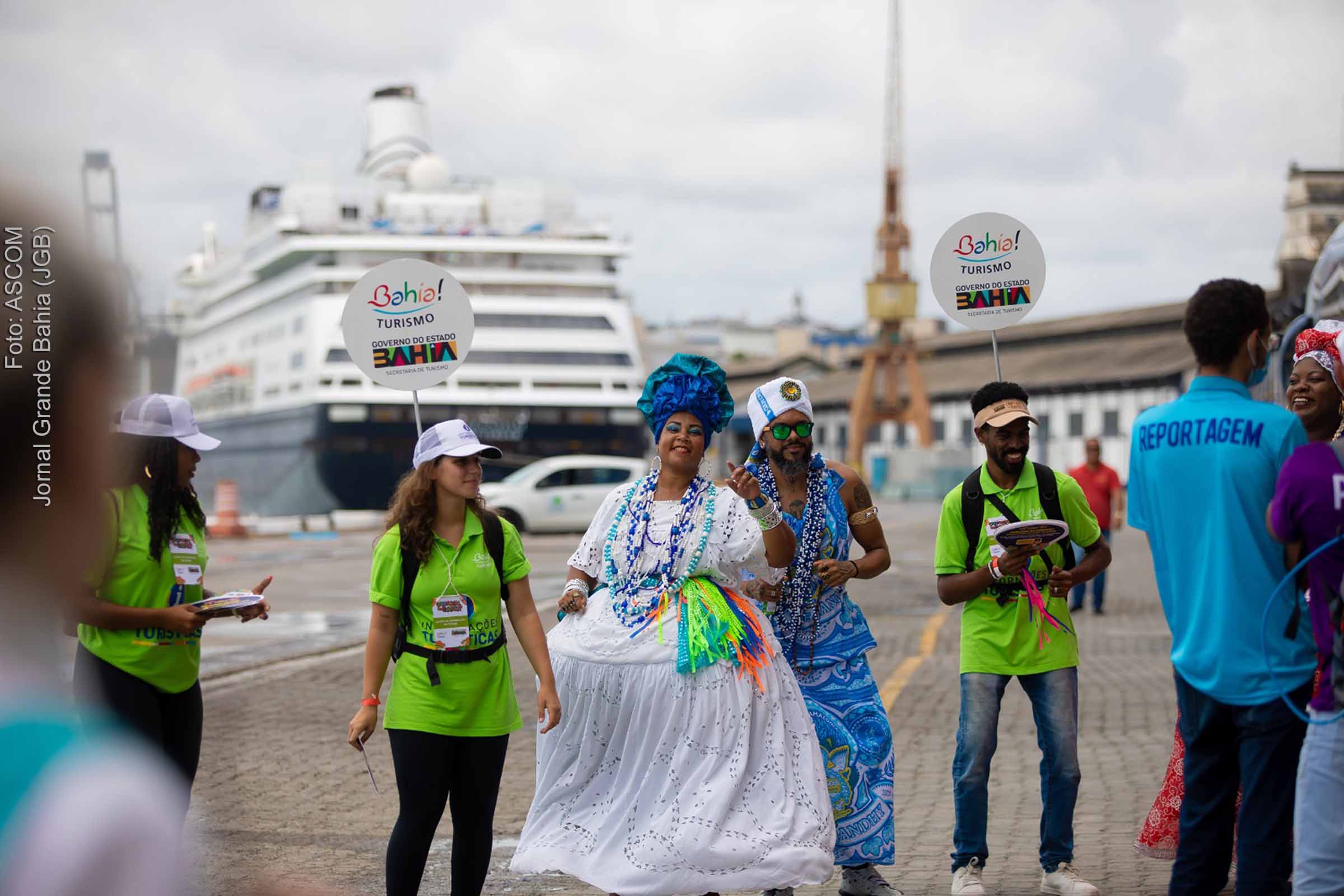 Turistas que viajam de navio e visitam Salvador durante o Carnaval 2023.