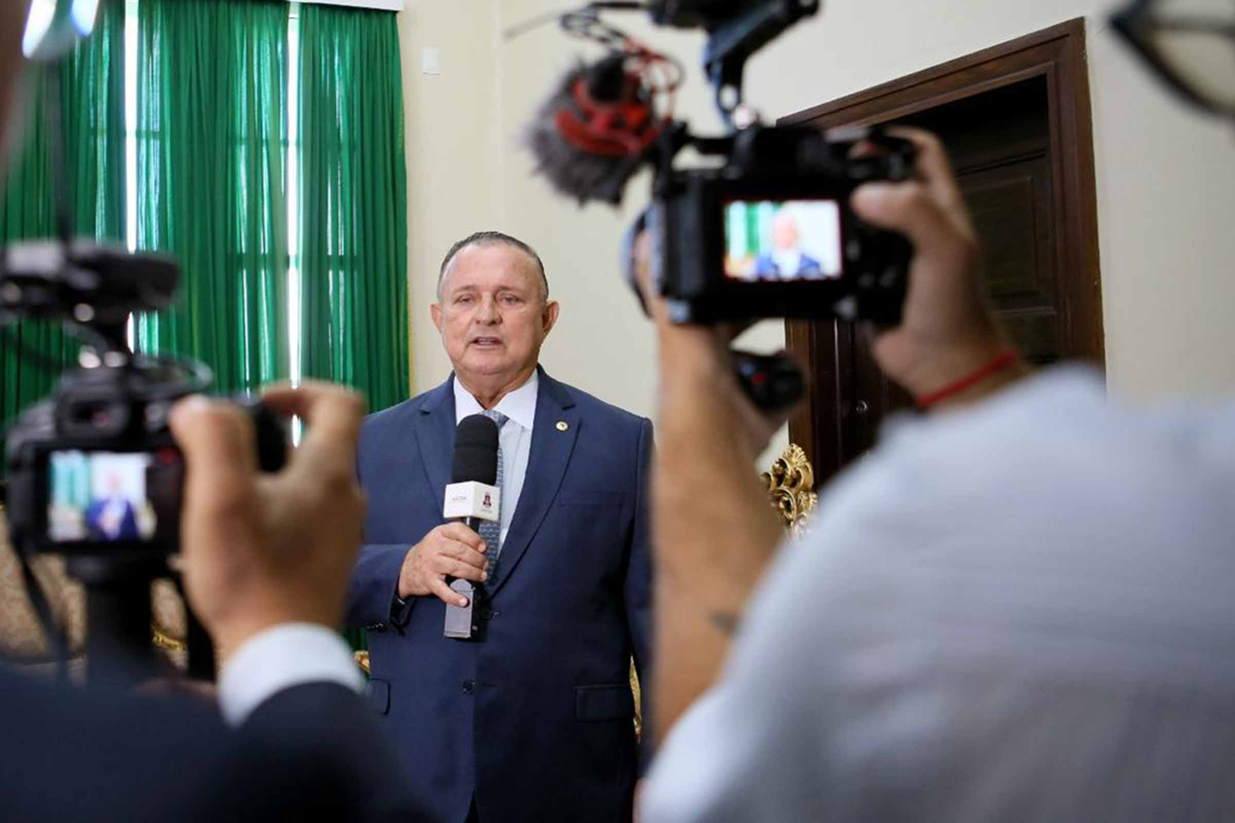 Adolfo Menezes é a favor da reforma agrária para terras improdutivas, mas “sob o império da lei”.