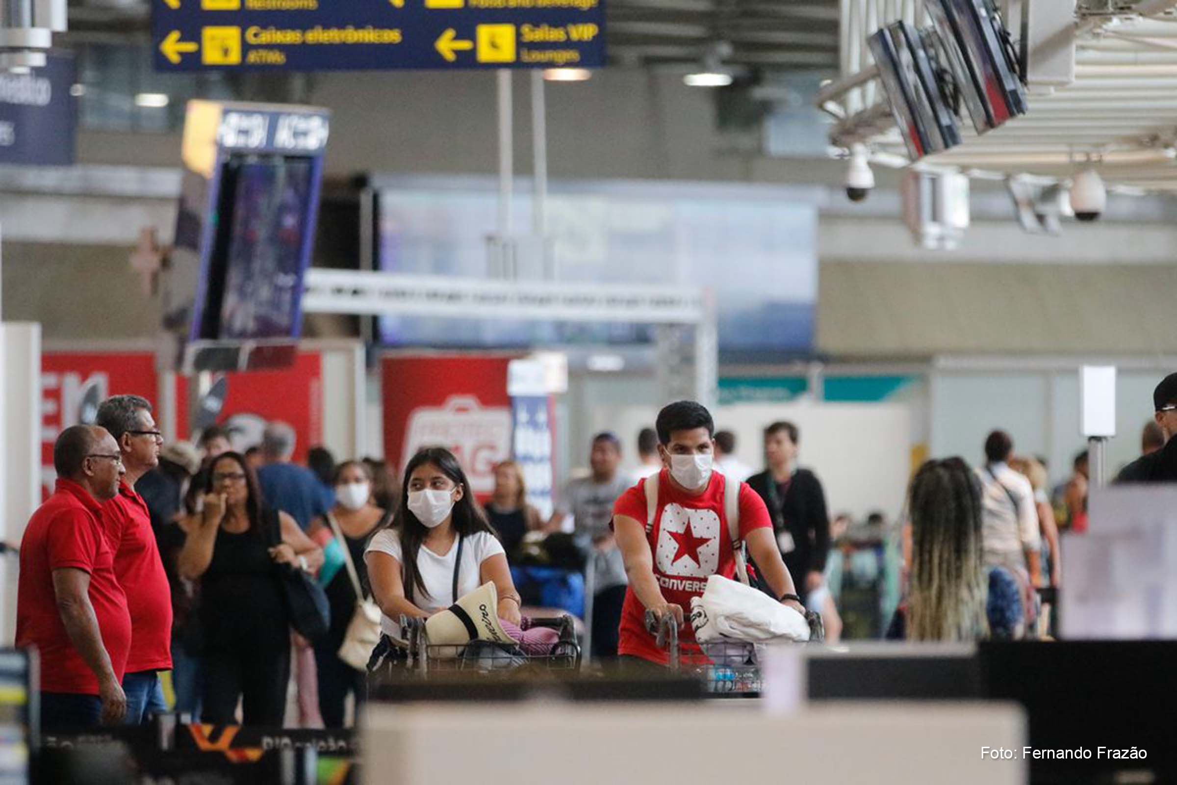 A obrigatoriedade do uso de máscaras em aeroportos e aviões no Brasil havia sido retomada em novembro de 2022.