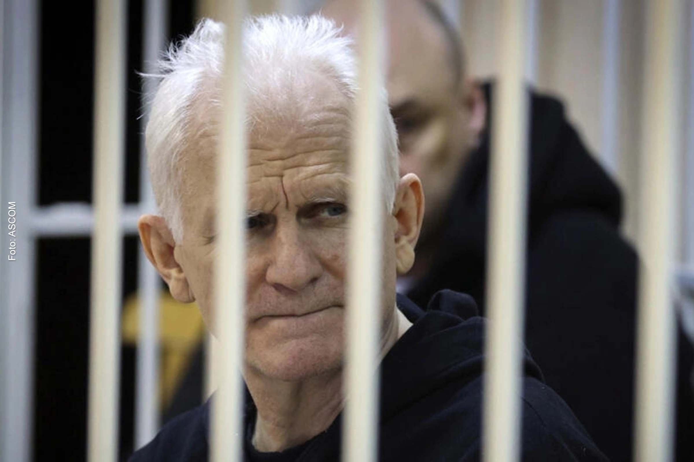 Ales Bialiatski, fundador e líder da ONG de direitos humanos Viasna, na cela dos réus durante uma sessão do tribunal em Minsk, Belarus.