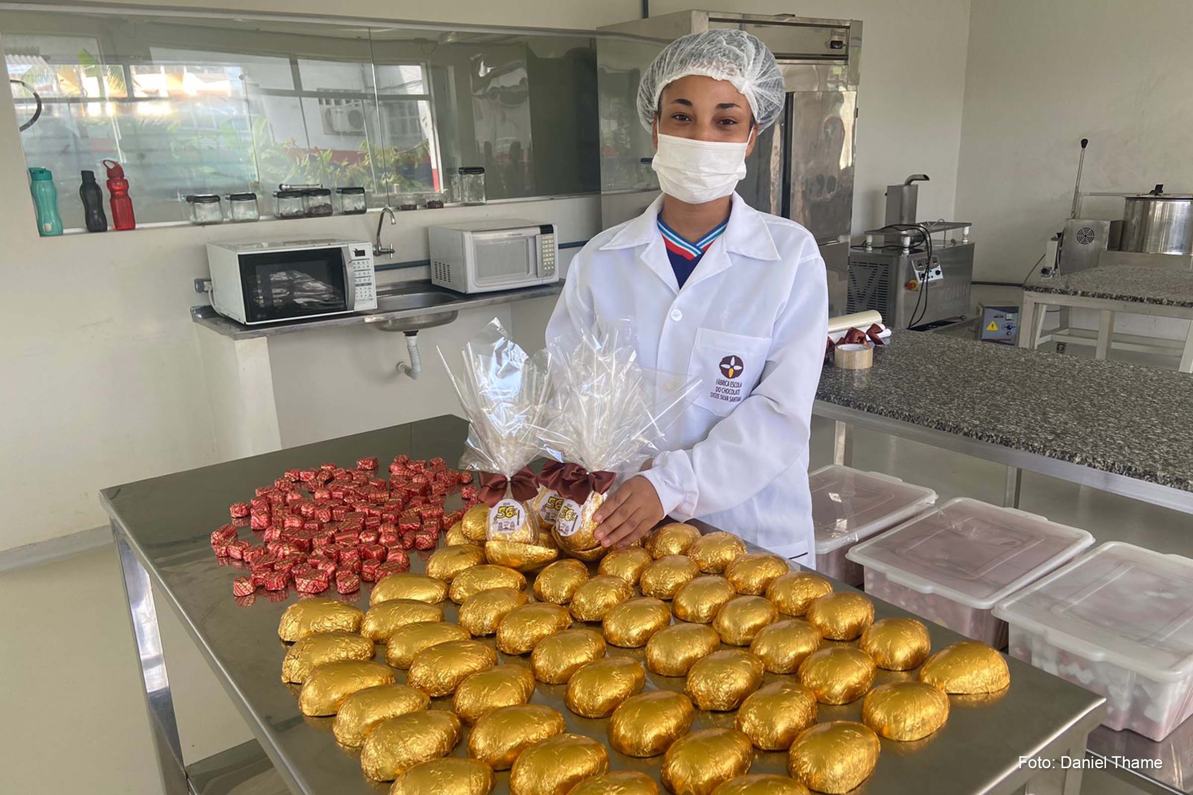 A fábrica-escola do CEEP do Chocolate em Ilhéus tem cerca de 300 estudantes no curso de Agroindústria, que se envolvem em atividades práticas e acadêmicas.