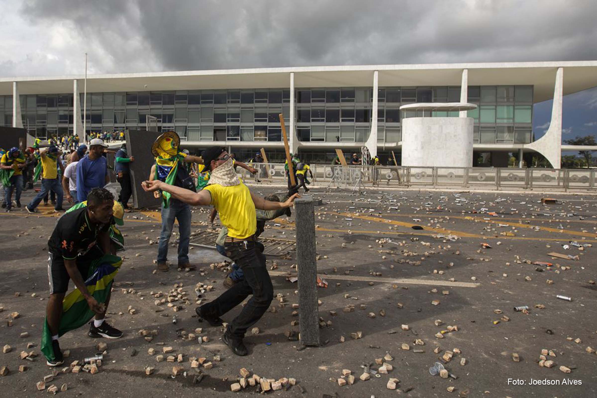 O texto do artigo 142 é alvo de interpretações distintas, que podem dar margem para que grupos defendam a legalidade da intervenção militar no poder civil.